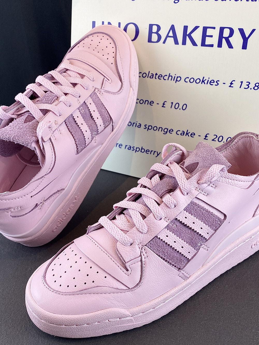 香芋色的adidas