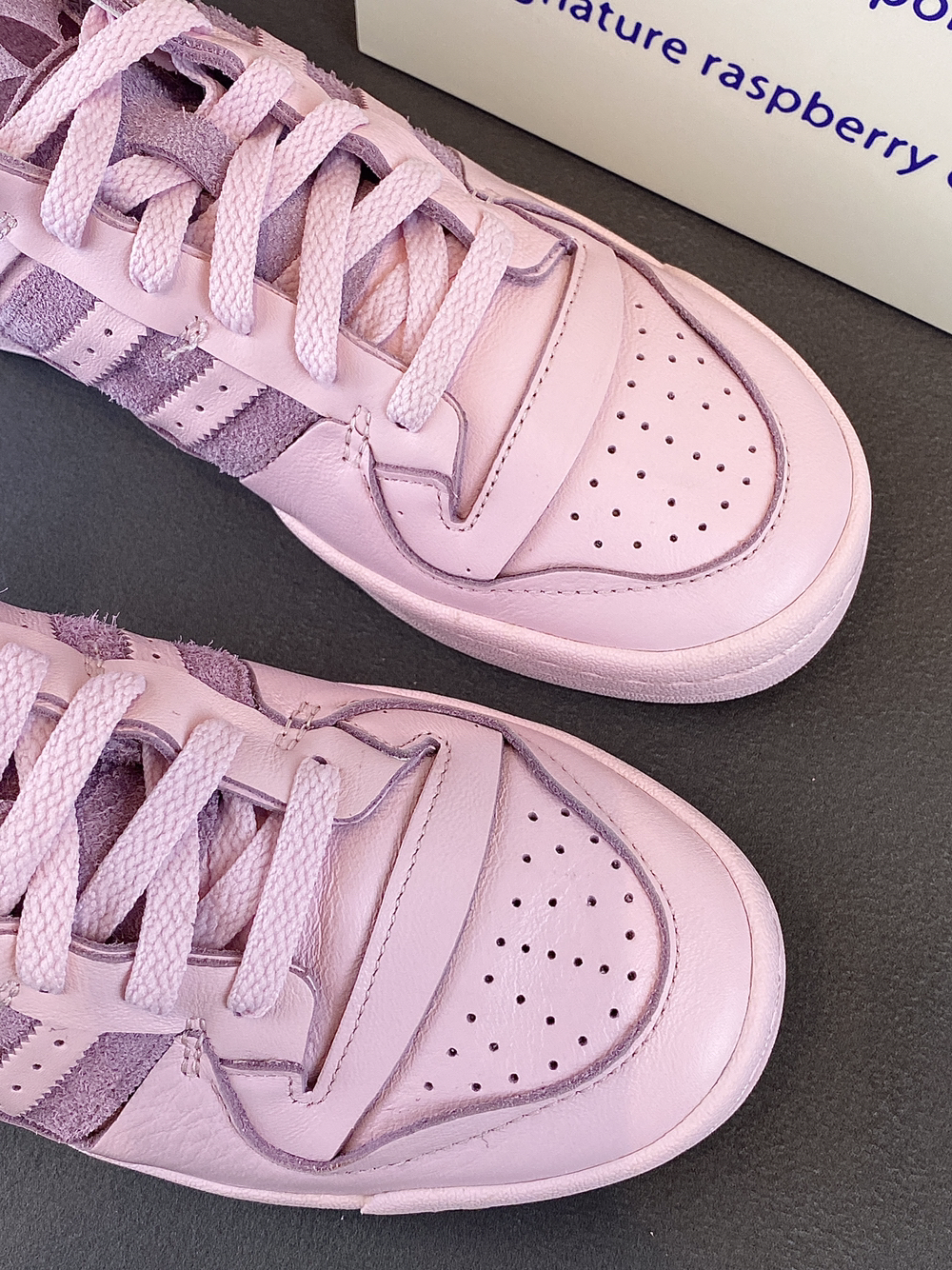 香芋色的adidas