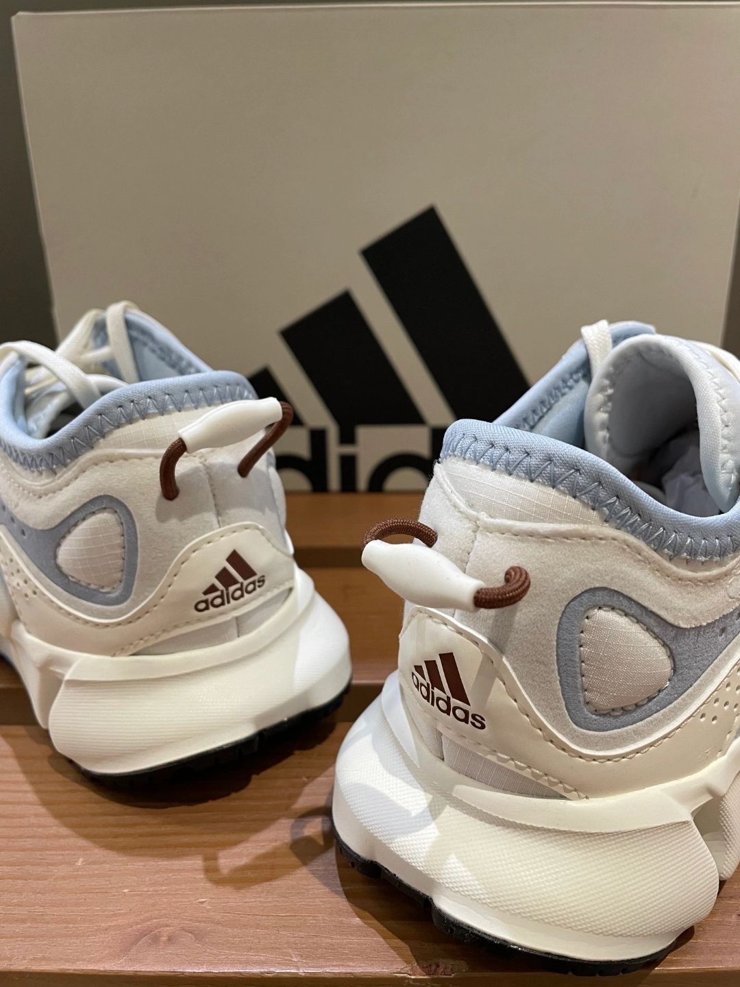 adidas灰蓝色保暖拒水跑步鞋