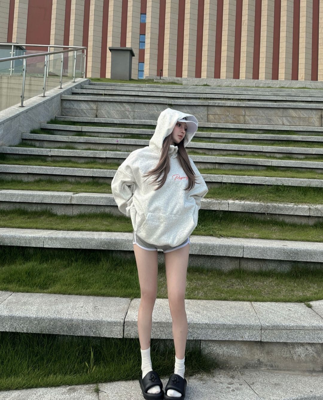 慵懒感穿搭，要阳光更要慵懒
浅灰色的阳光