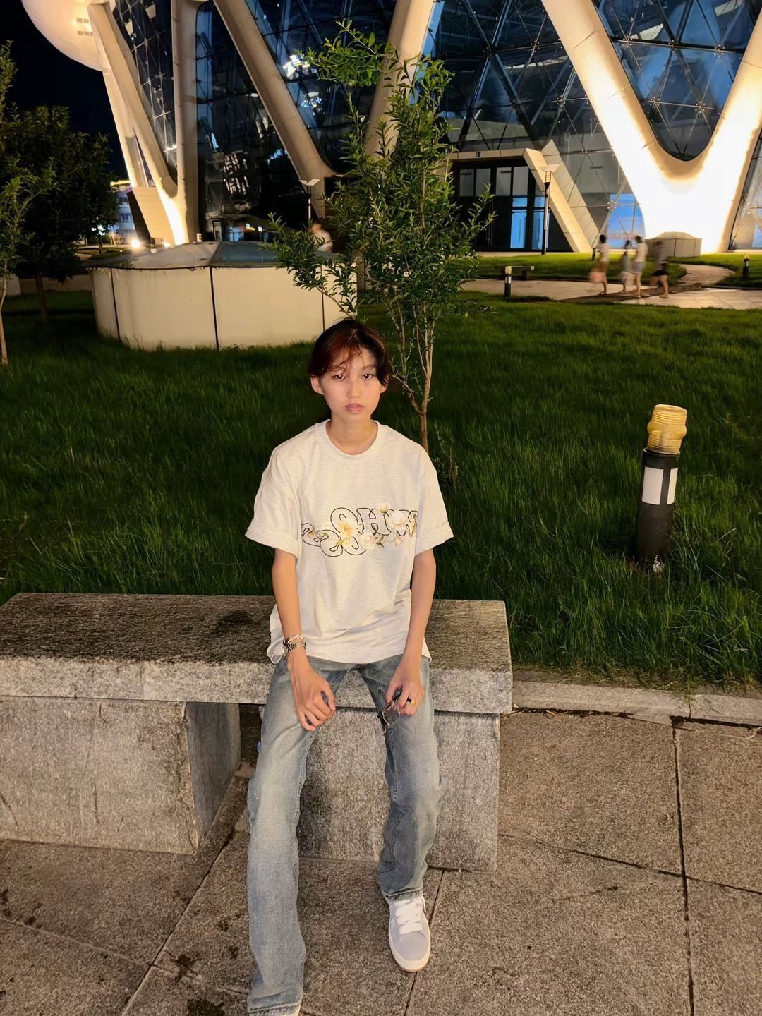 🌟这件纯棉玫瑰刺绣圆领短袖T恤，真的让人一见钟情！