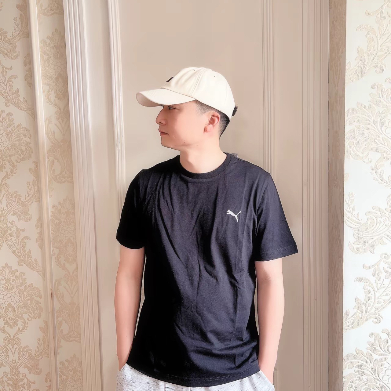 衣柜里必须有一件百搭的黑色T恤