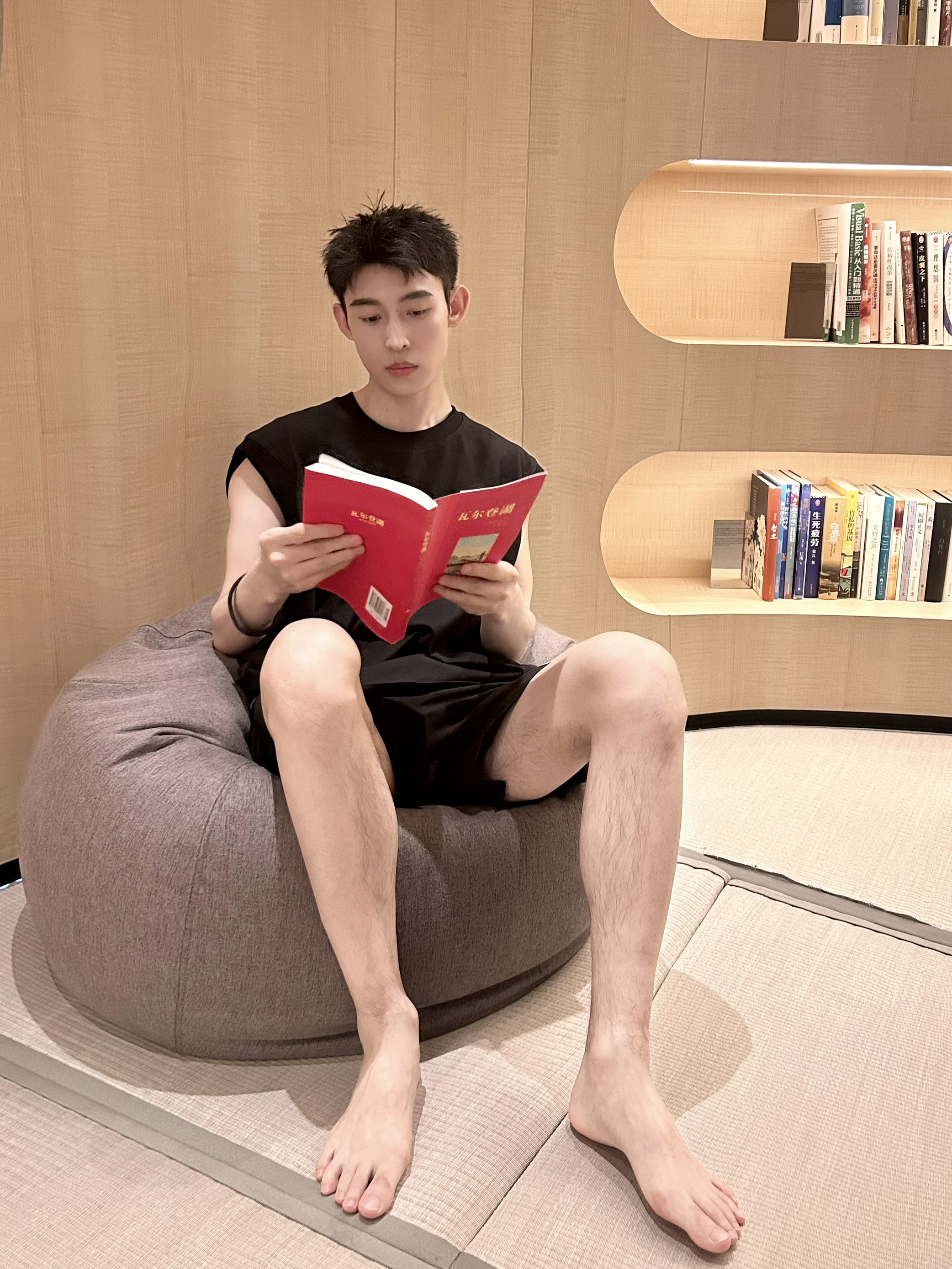 男大学生夏天穿背心真的好帅啊