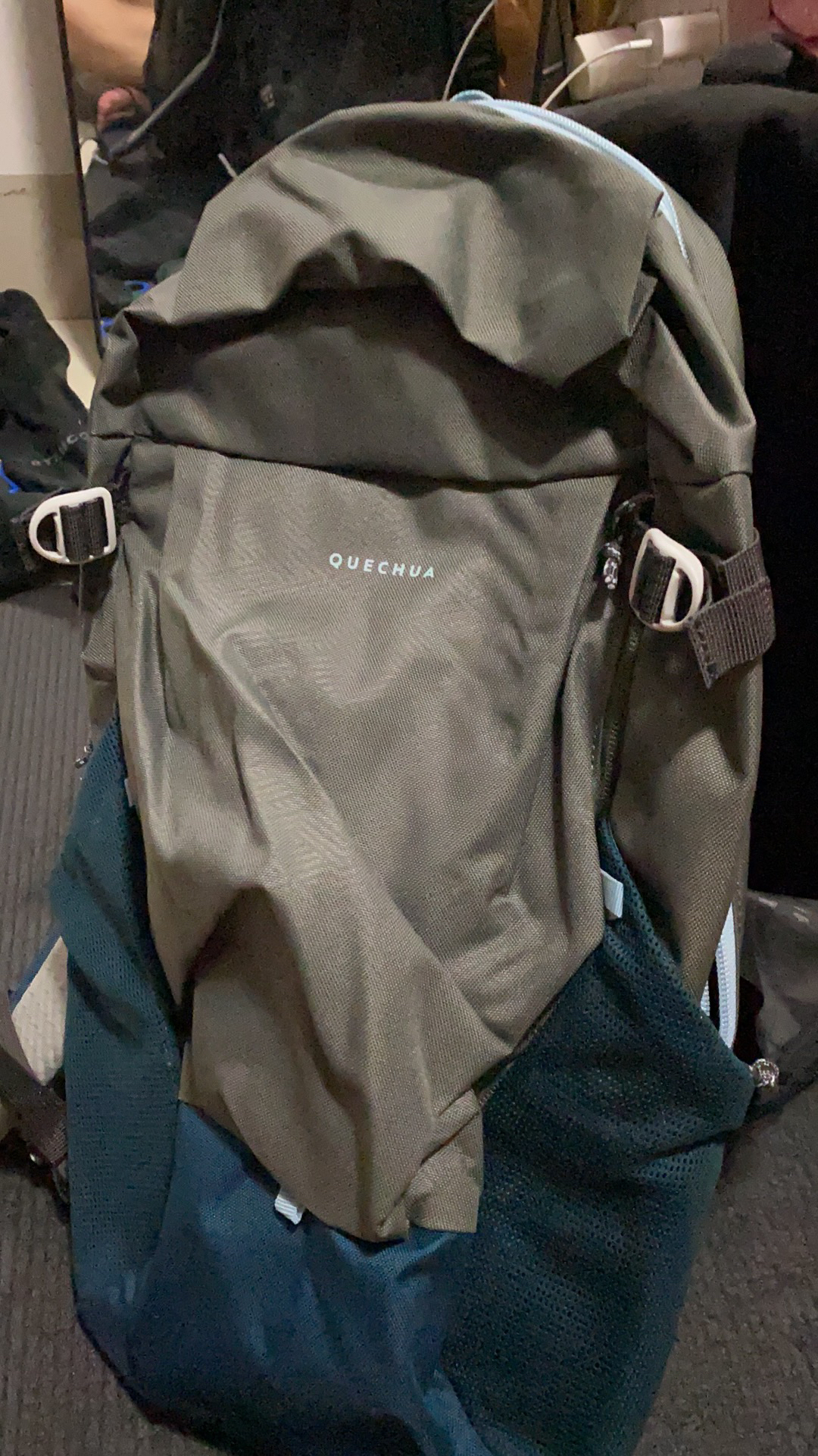 迪卡侬背包 适合爬山徒步 不适合旅行 大容量背