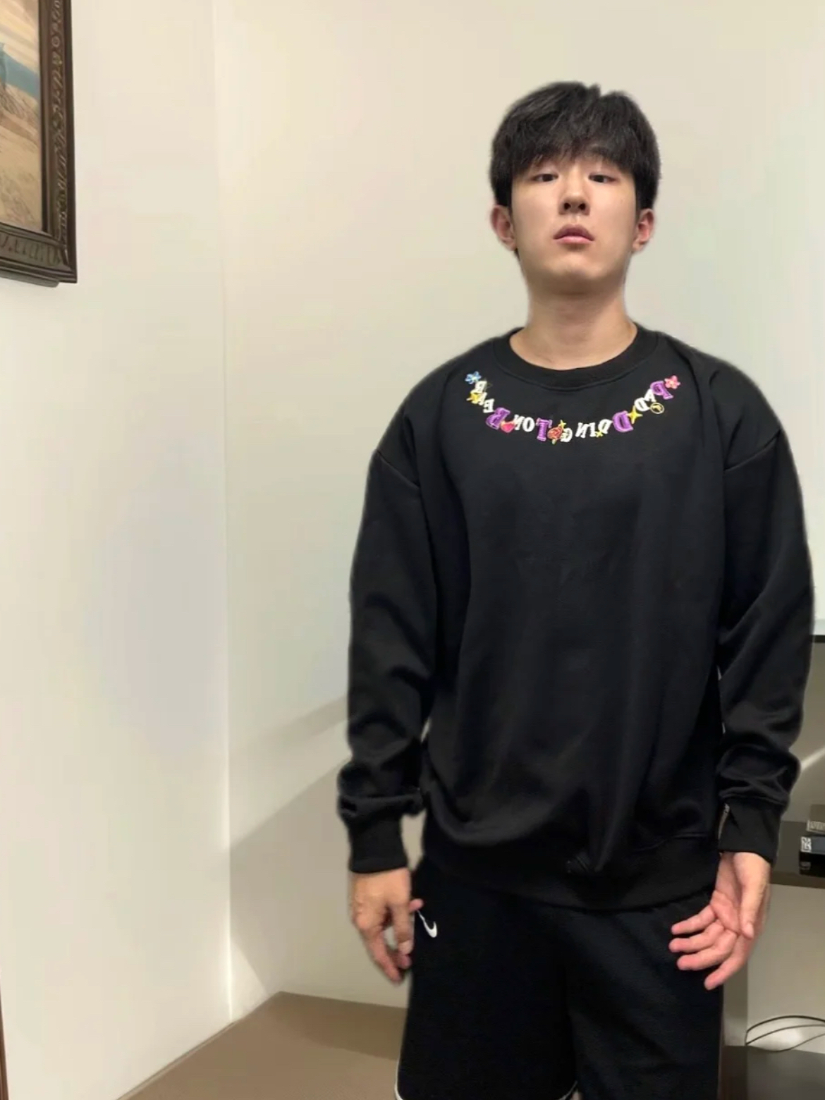 INSstudios 经典中不乏个性的黑色卫衣