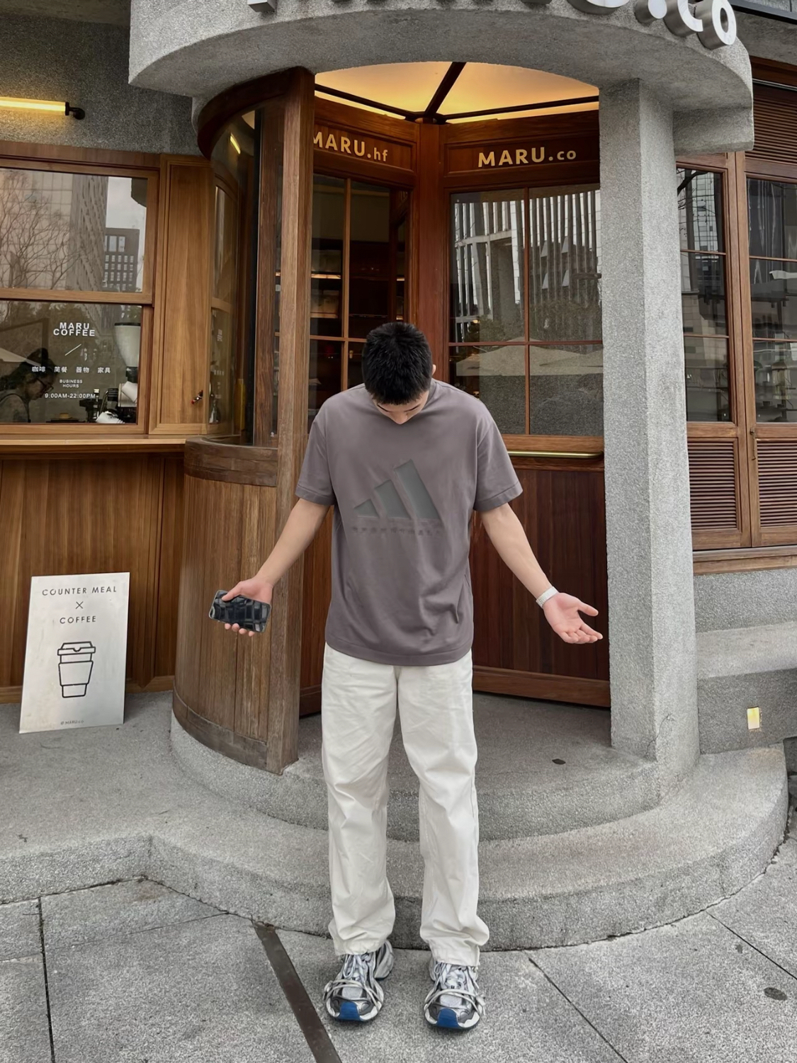 简约不凡，灰色魅力尽在阿迪短袖