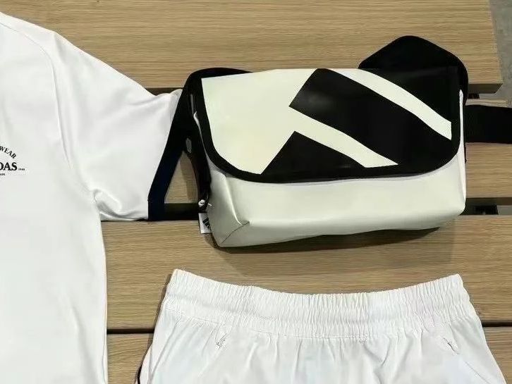 Adidas帅气包包