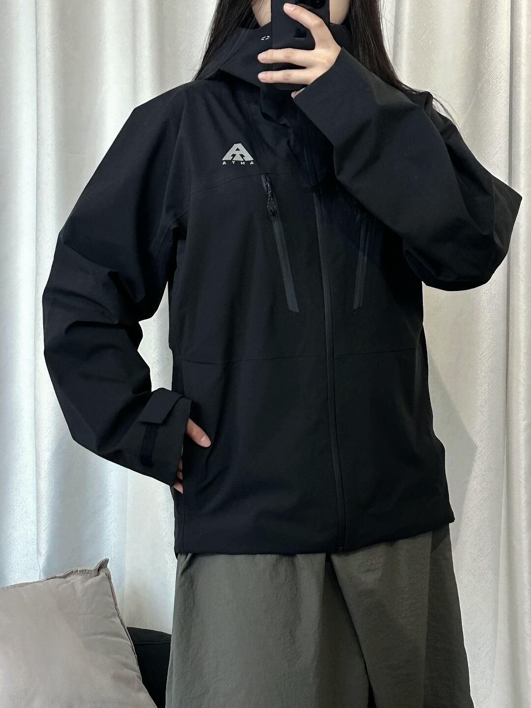 防水的神❗️总得有一件经典黑色冲锋衣❗️