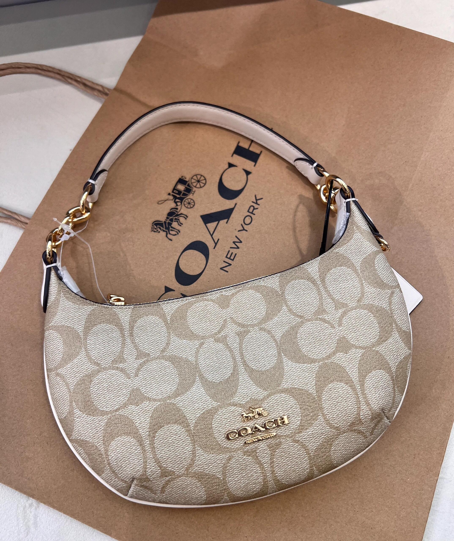 coach 新品腋下包经典老花色超级百搭！