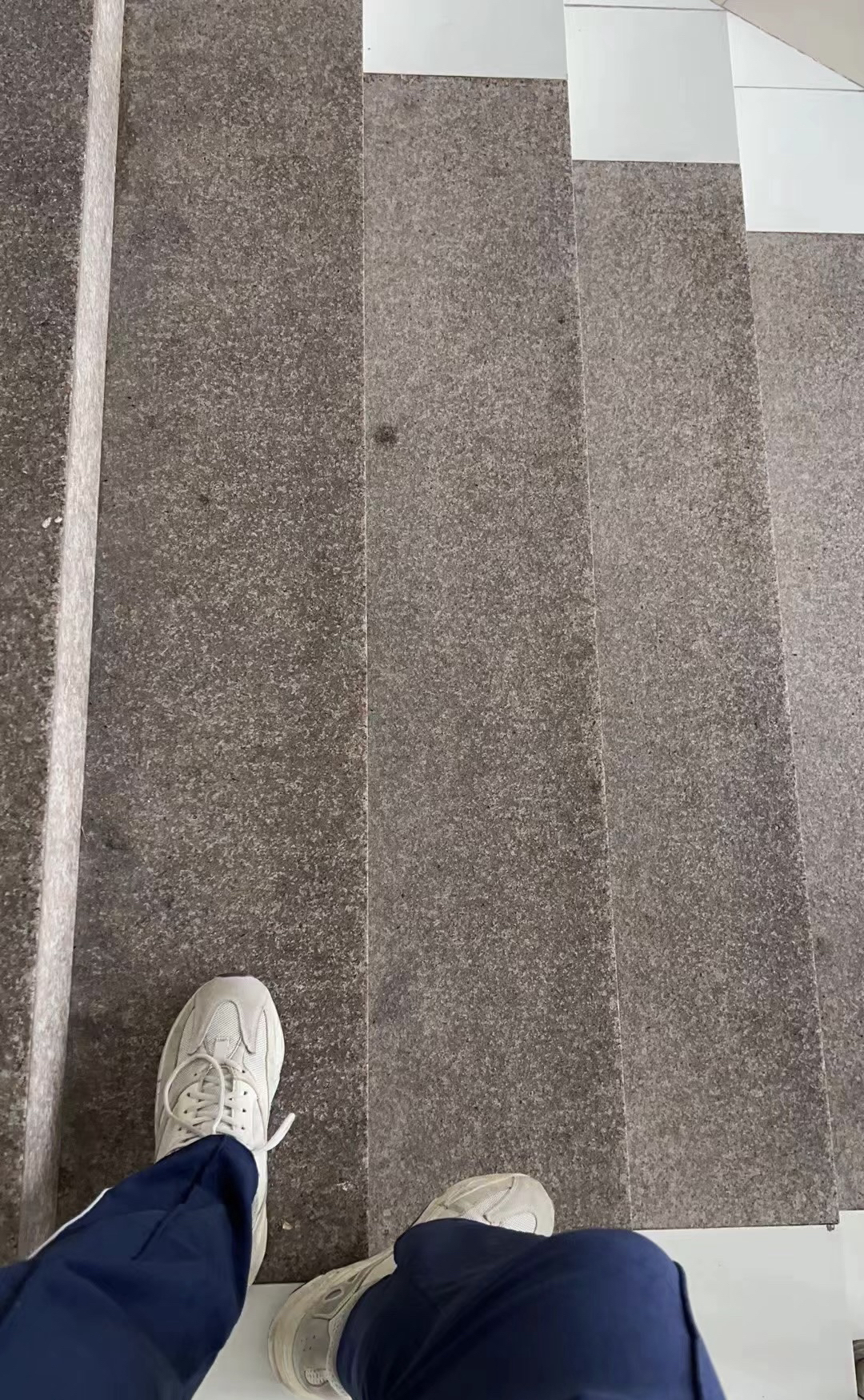 巧了你也穿了白色入境