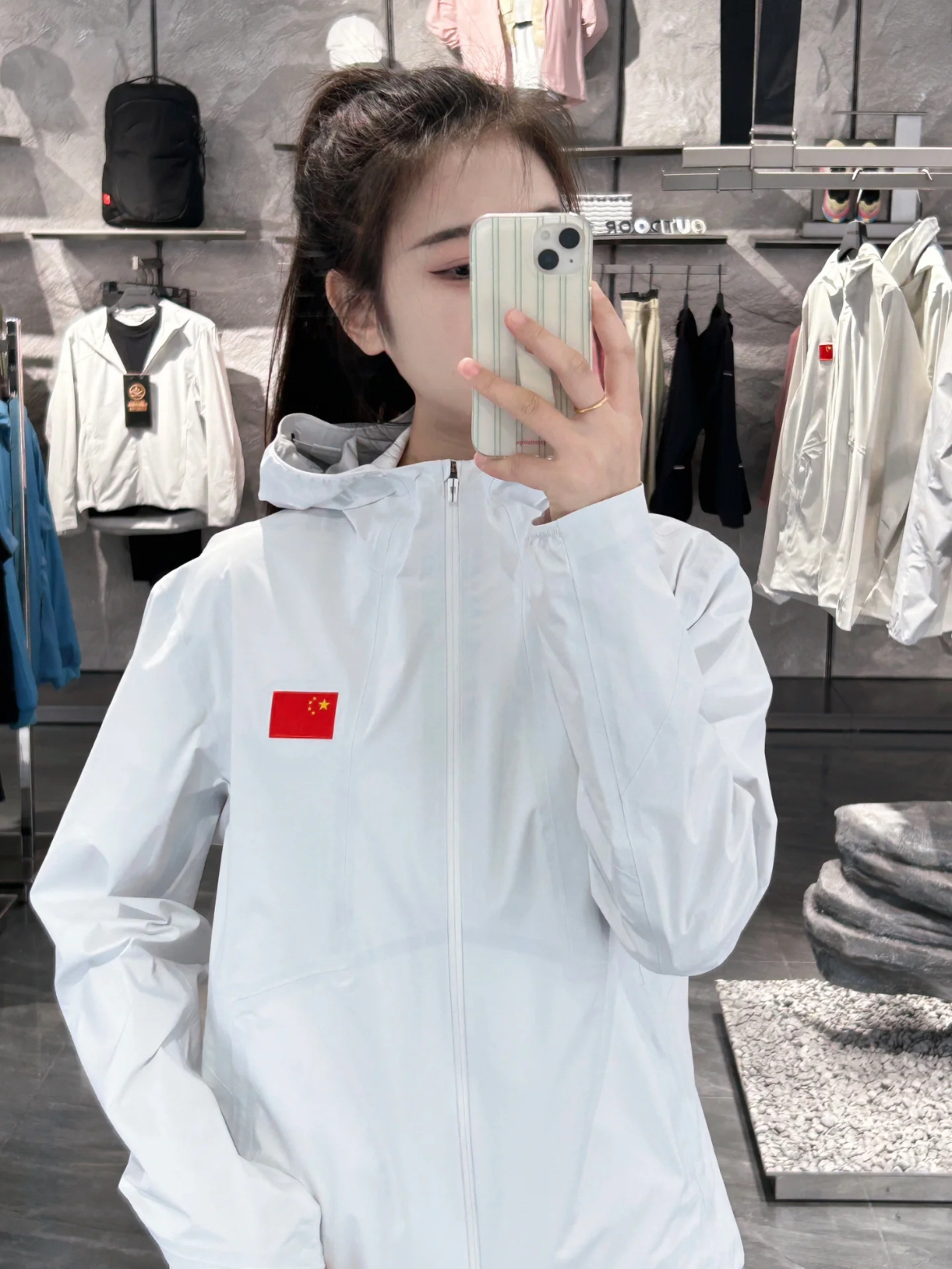 Anta 轻透户外必备的冲锋衣