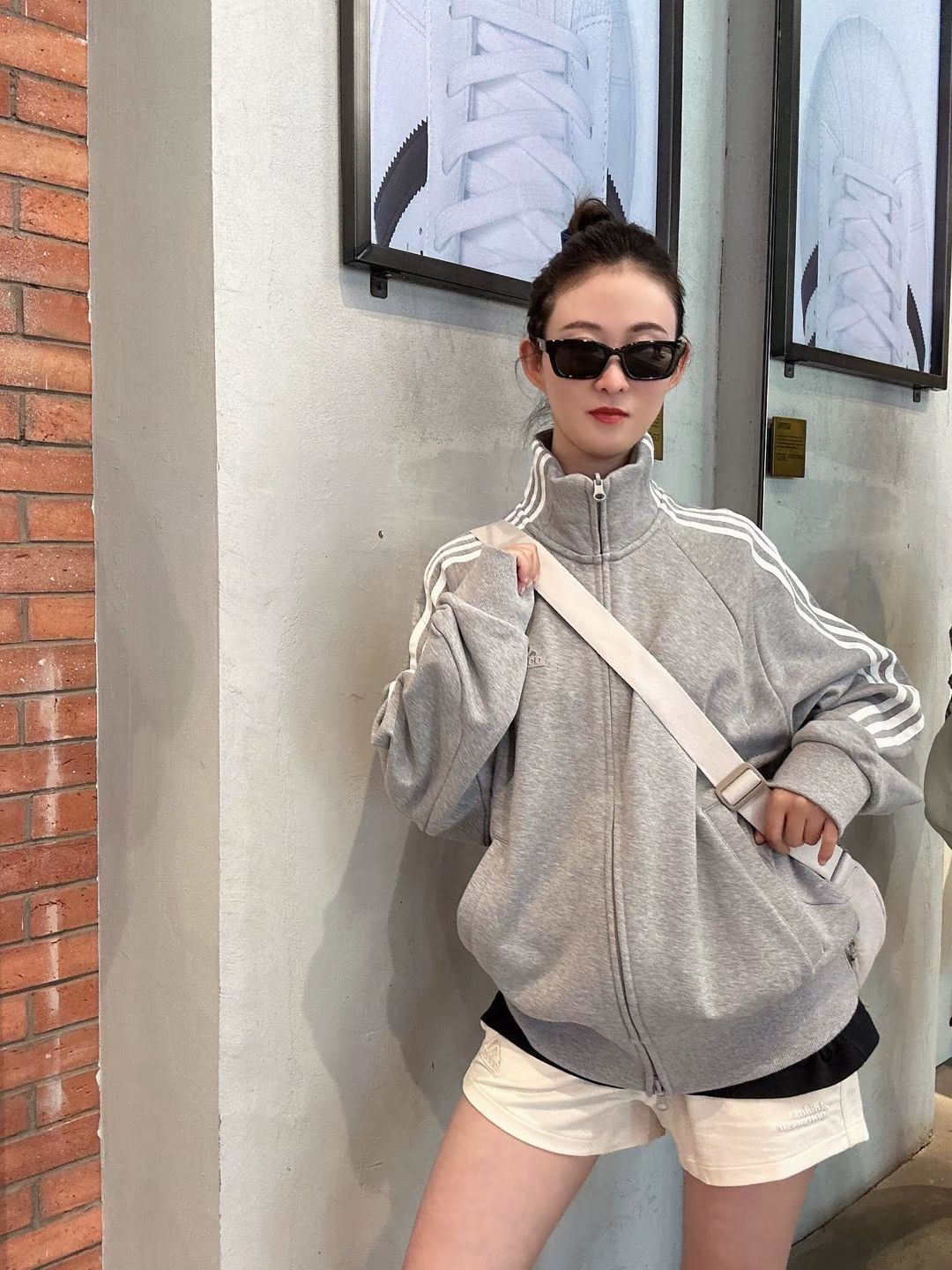 💥阿迪达斯轻运动情侣条纹拉链立领夹克，简直太赞了！😍