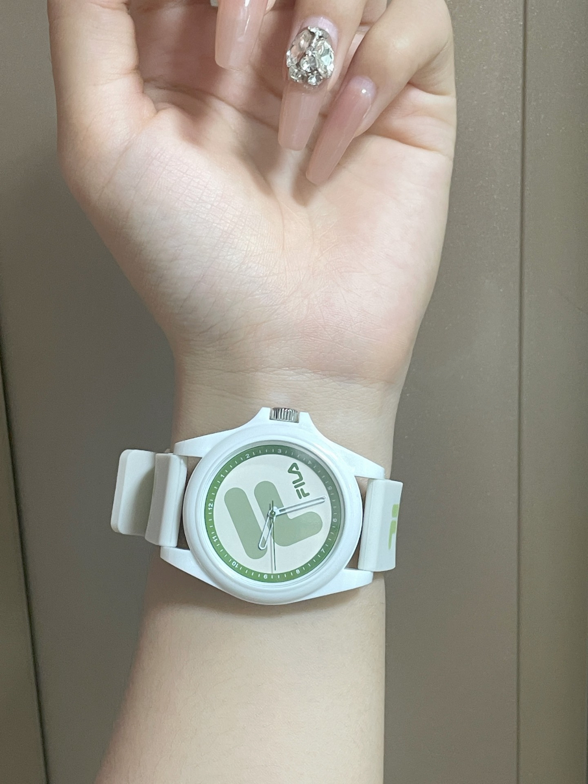 莫奈绿颜色的手表我应该是第一个戴上的
吧！