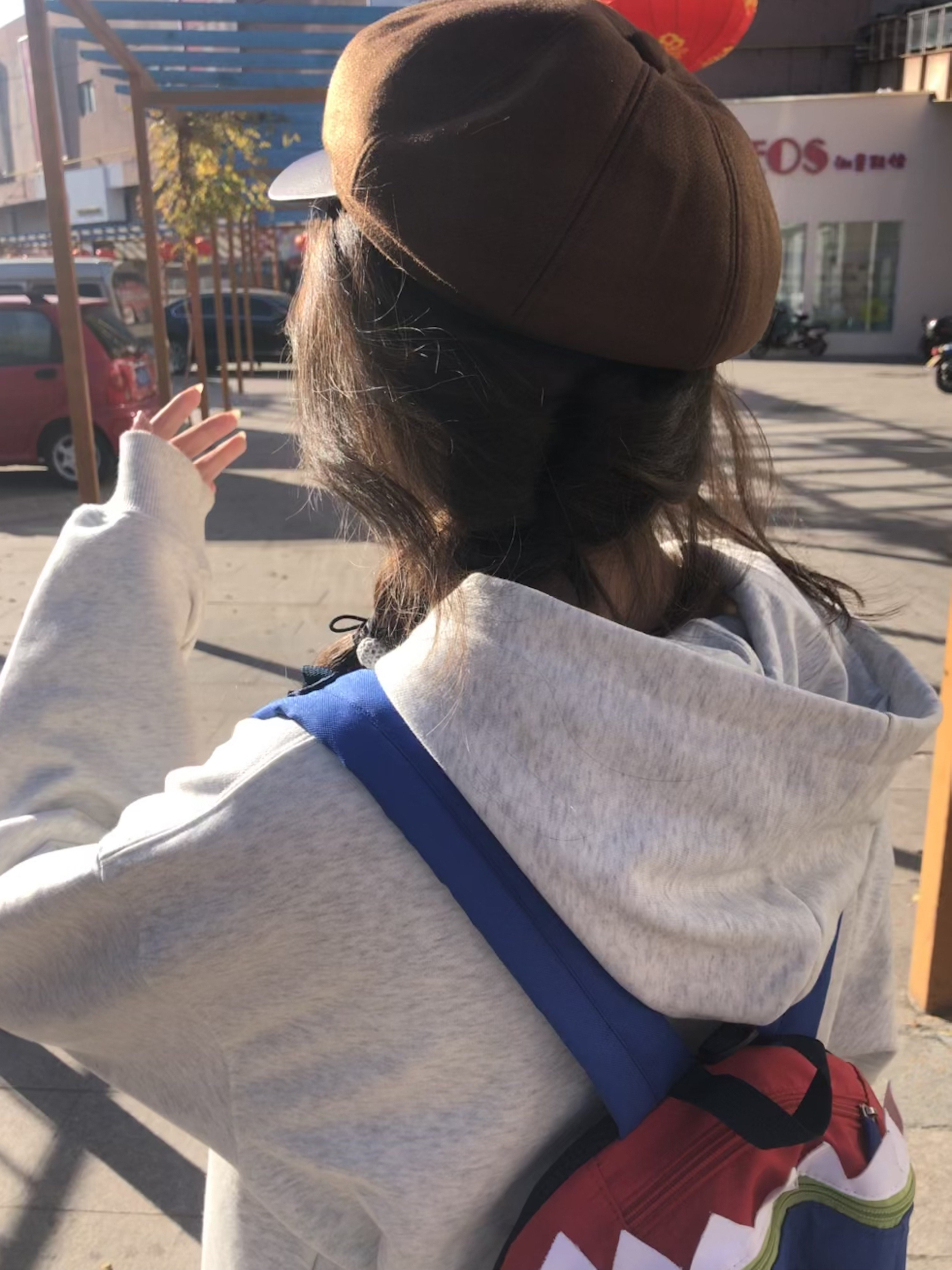 鲨鱼包配花灰色卫衣是什么神仙搭配