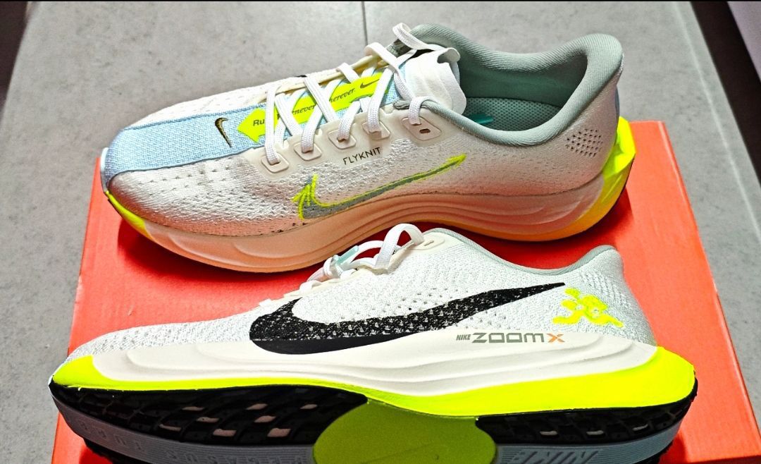 "飞跃经典，舒适至上：Nike Pegasus Plus 米白色男款跑步鞋深度体验"