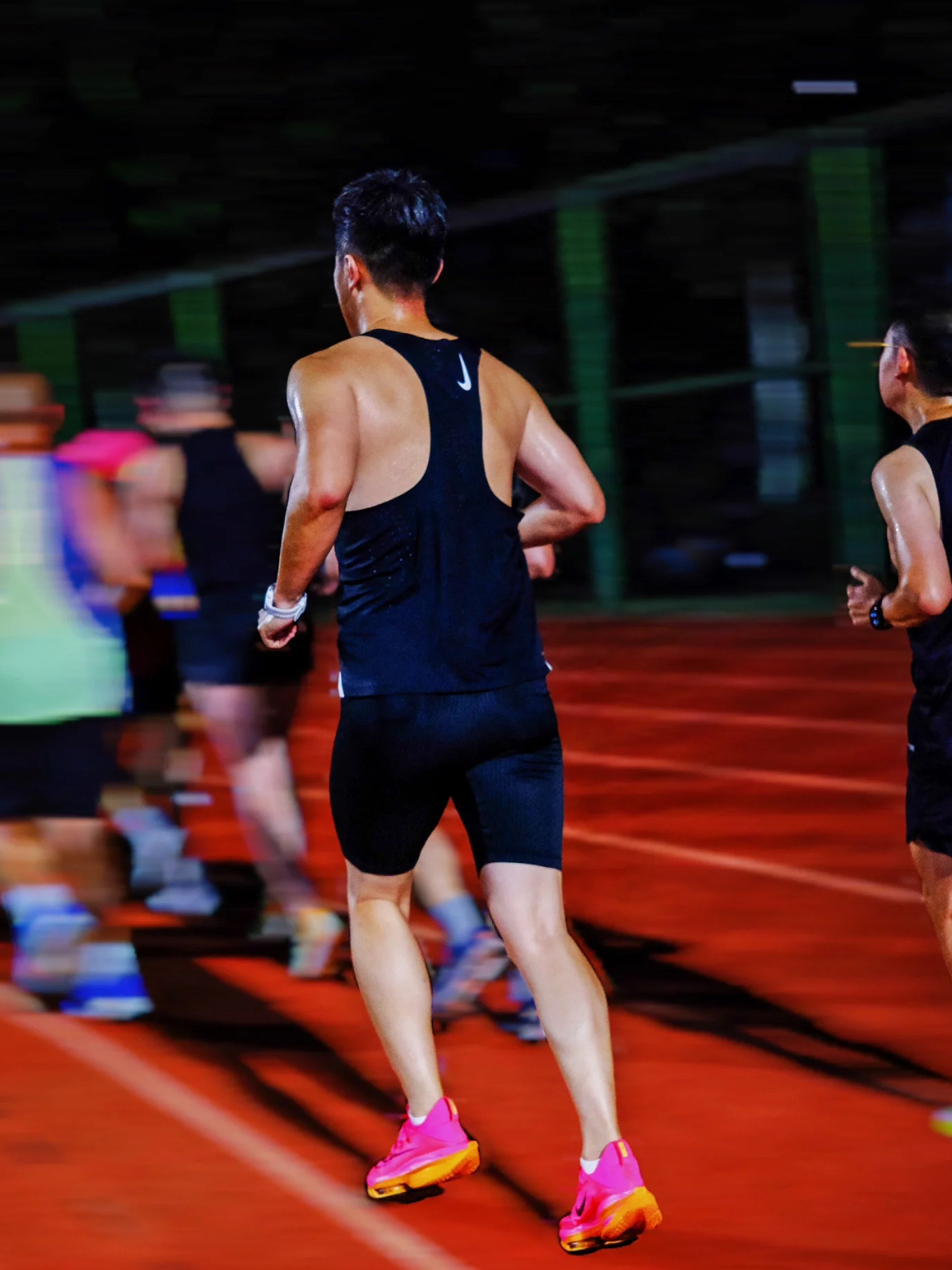 Nike 夏日必备的速干紧身短裤