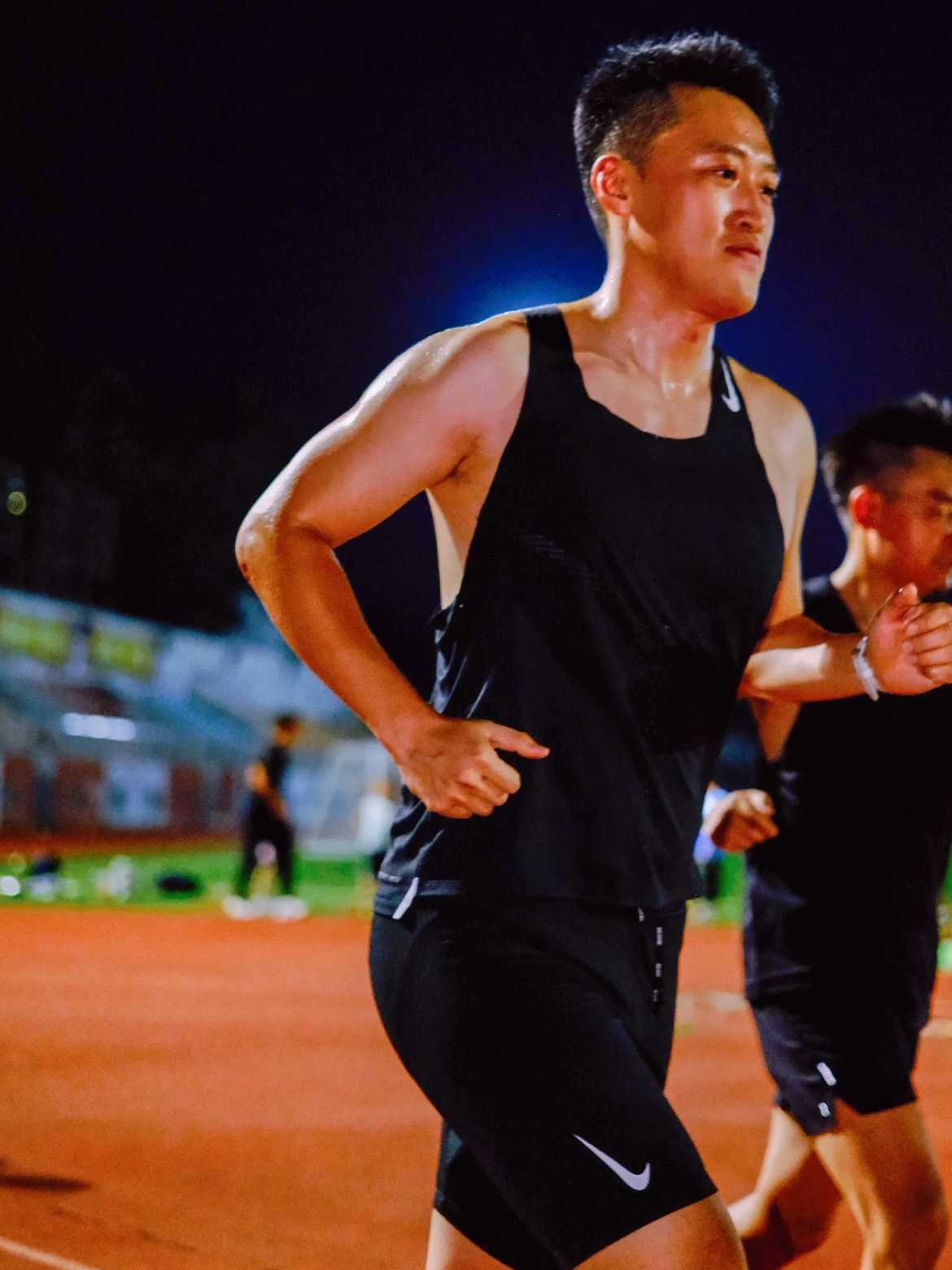Nike 夏日必备的速干紧身短裤