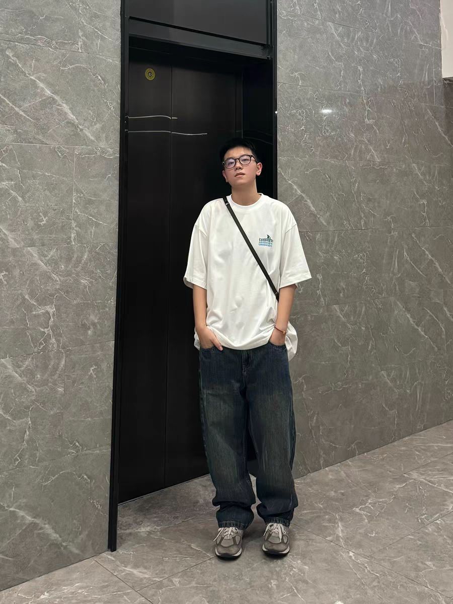 慵懒风穿搭，牛仔裤和短袖都可以选择大一码
