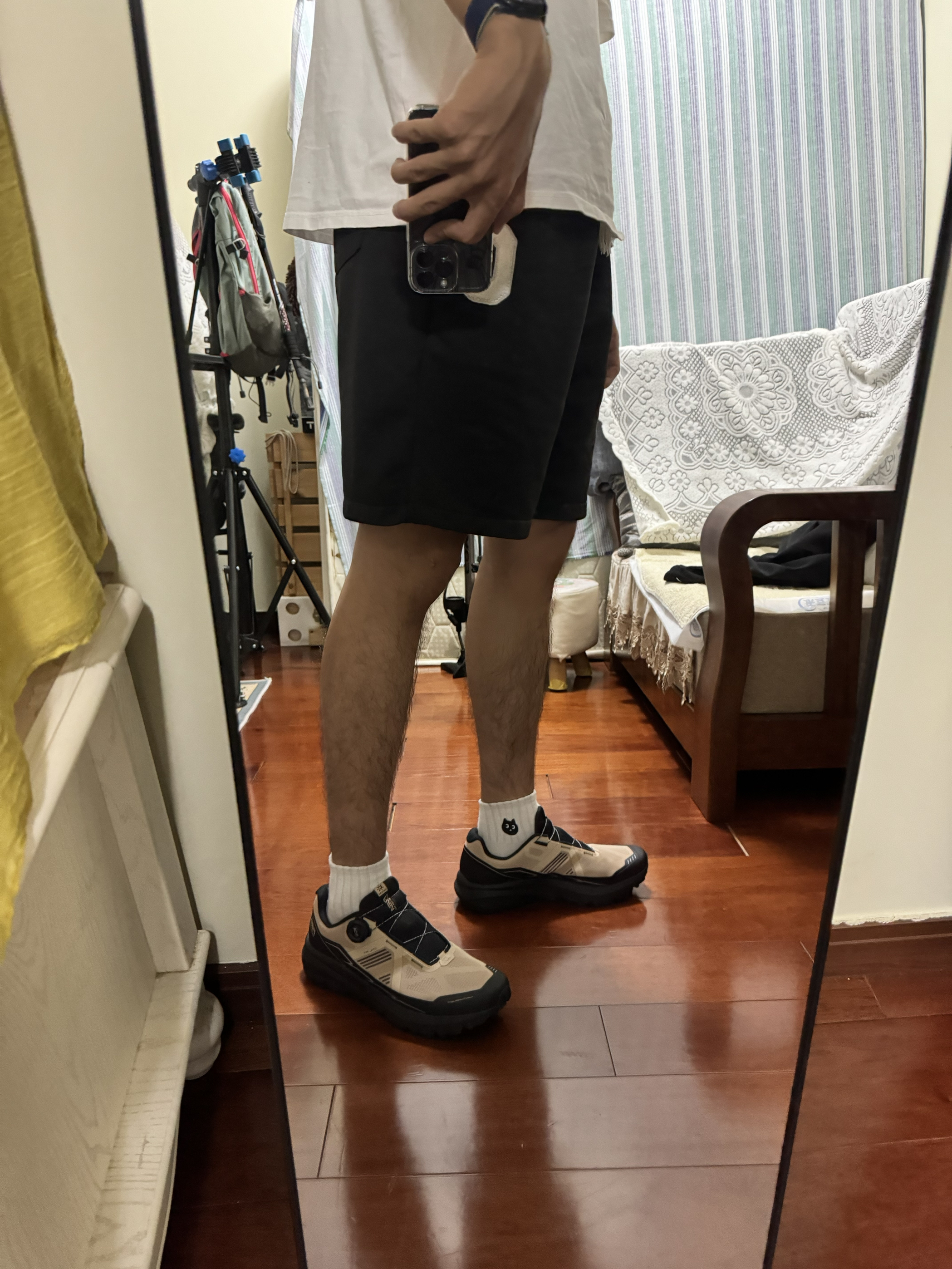 还是黑白帅一点