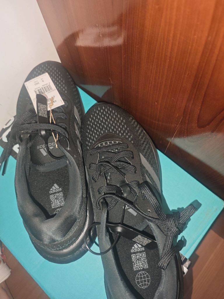 小黑运动鞋,尽耐脏又透气