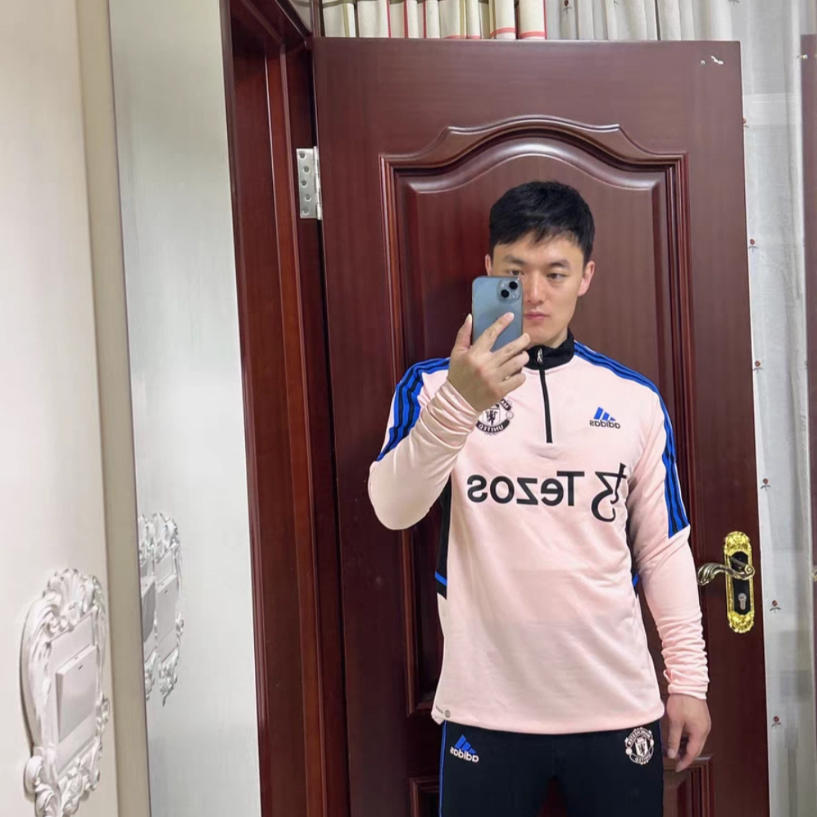 adidas 超级好看的一款半拉链长袖