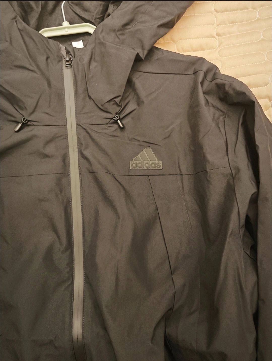 "简约风尚：adidas 黑色连帽夹克的时尚"