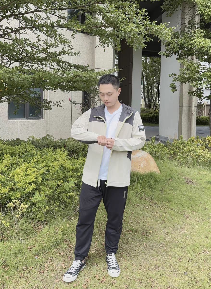 🔥【安踏新宠】薄款防泼水软壳冲锋衣，美到💥！