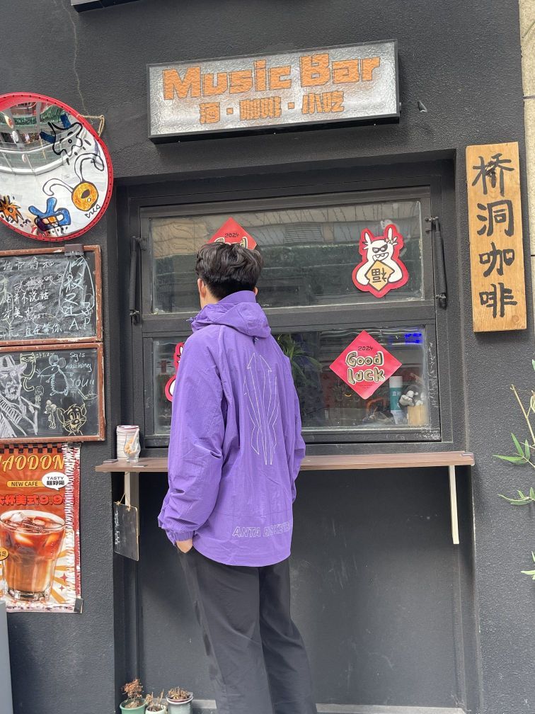 安踏欧文梭织衣