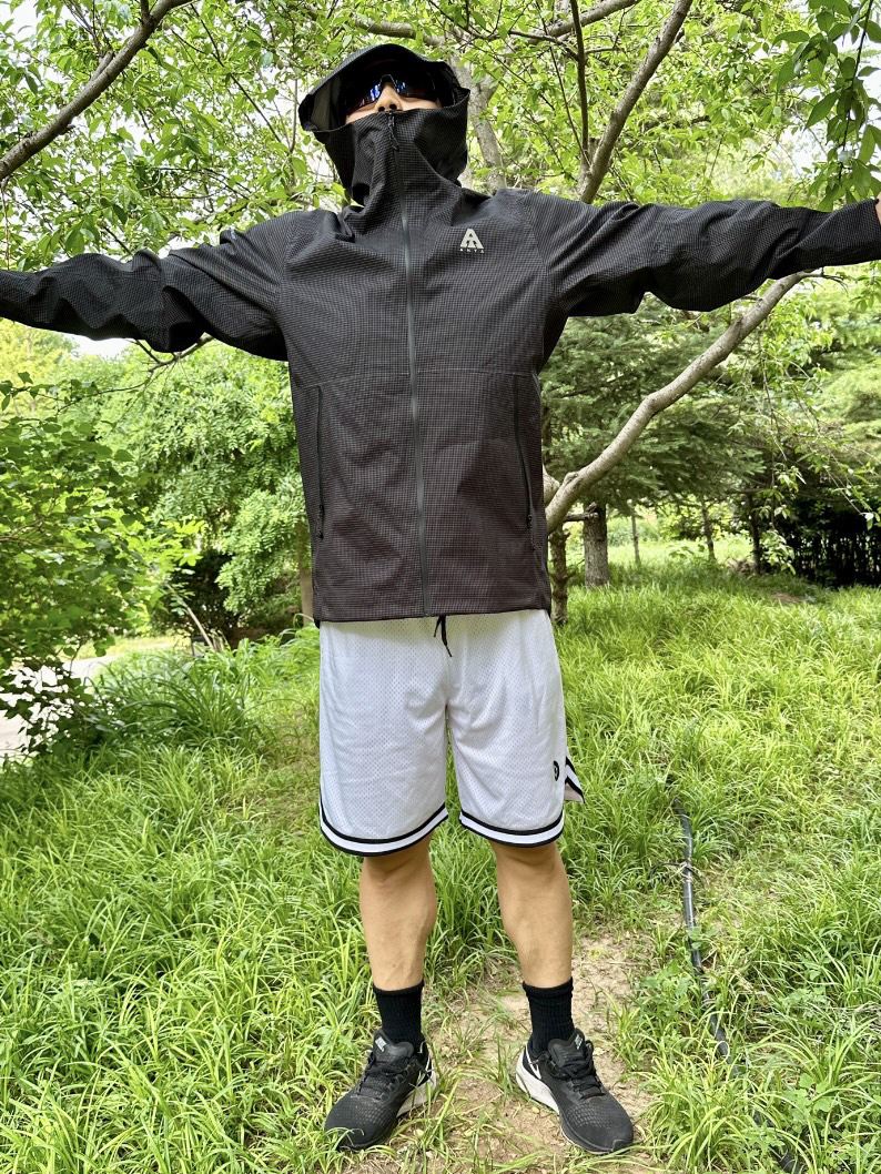 想要肆无忌惮的环抱大自然，一件冲锋衣足够了