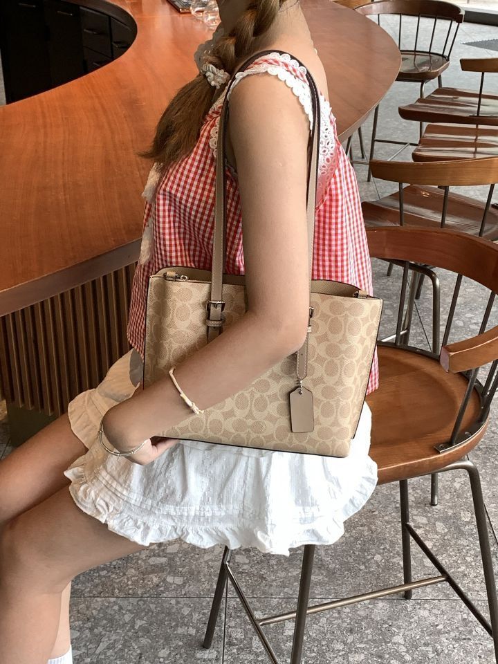 mollie25沙色，腋下肩带点亮时尚路