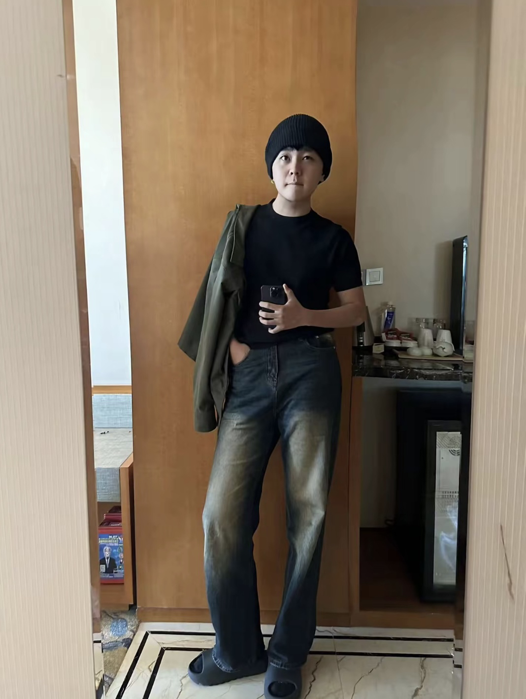 1.  基础层：选择一件舒适的长袖T恤或