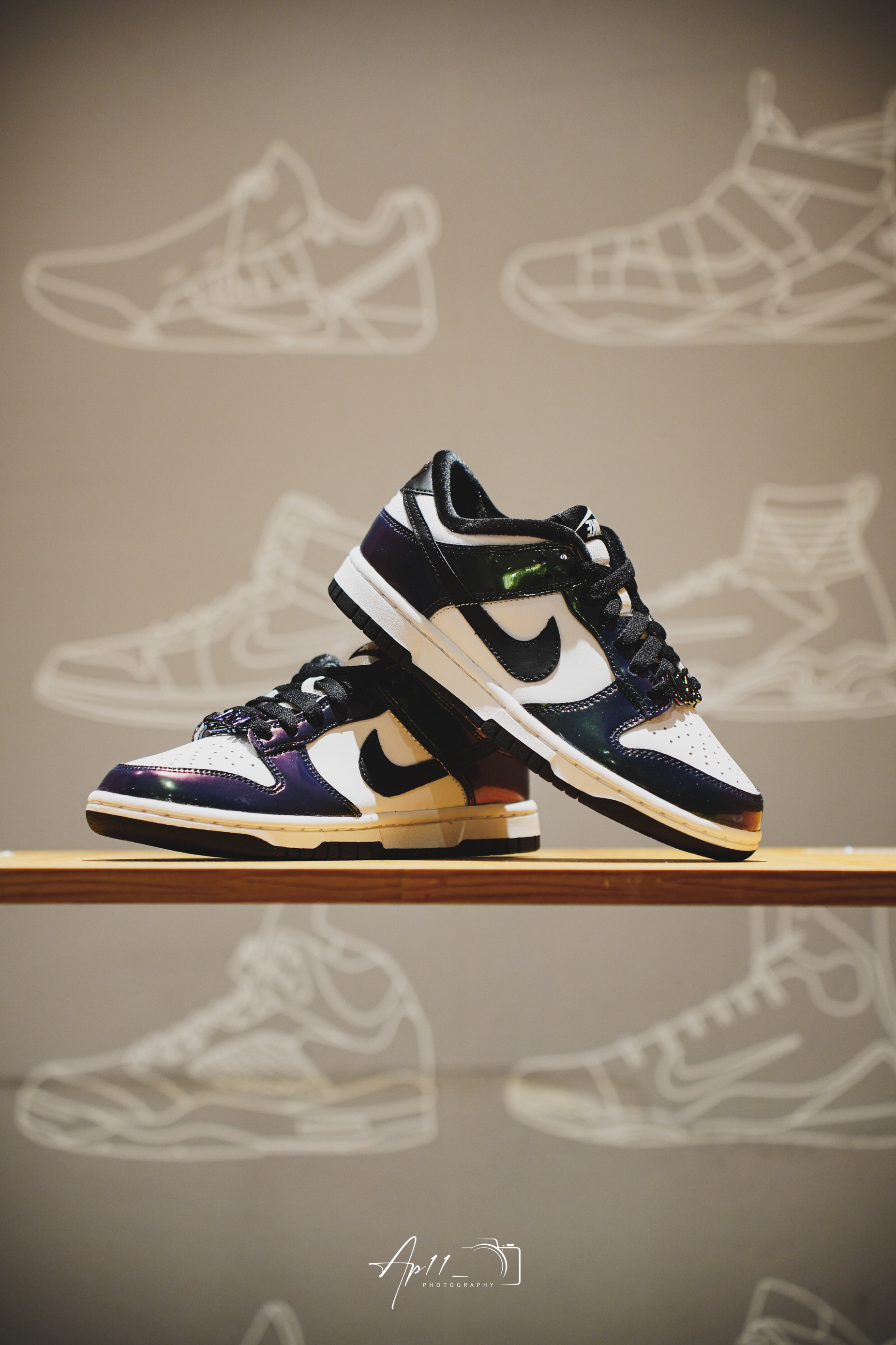 “黑客”配色？！黑镭射质感 Dunk Low 还挺酷的！