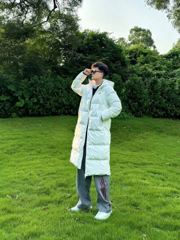不是哥们这白色羽绒服氛围感我爱了´..🧥