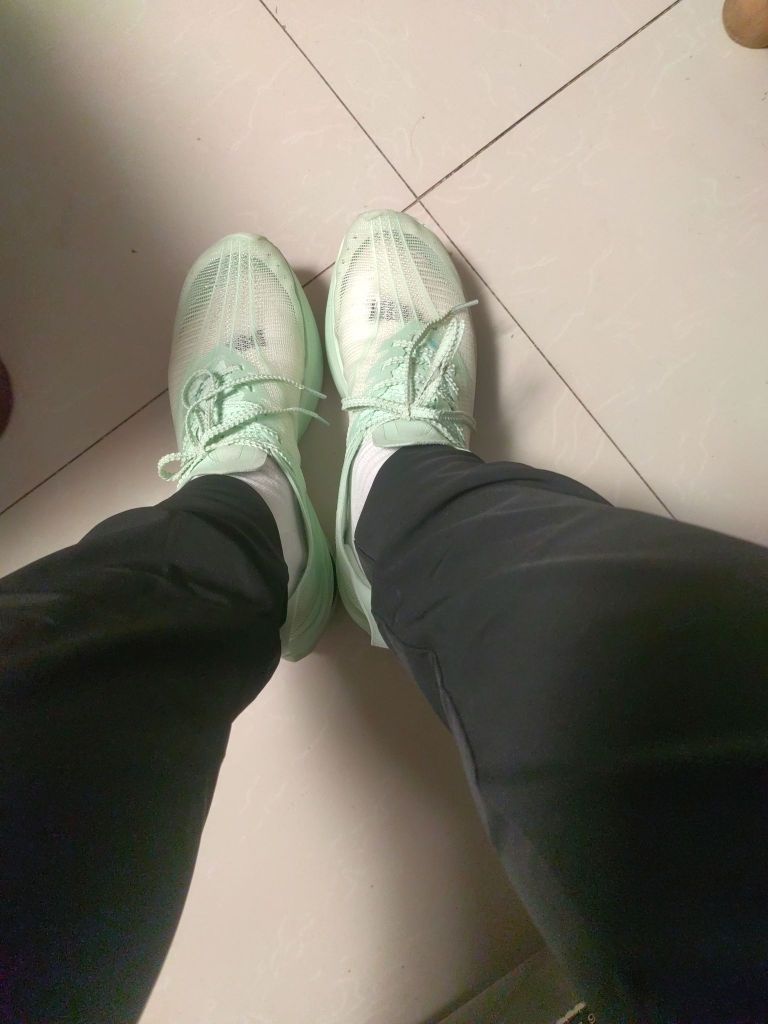 也是直接买上了呀！脚感非常不错。
