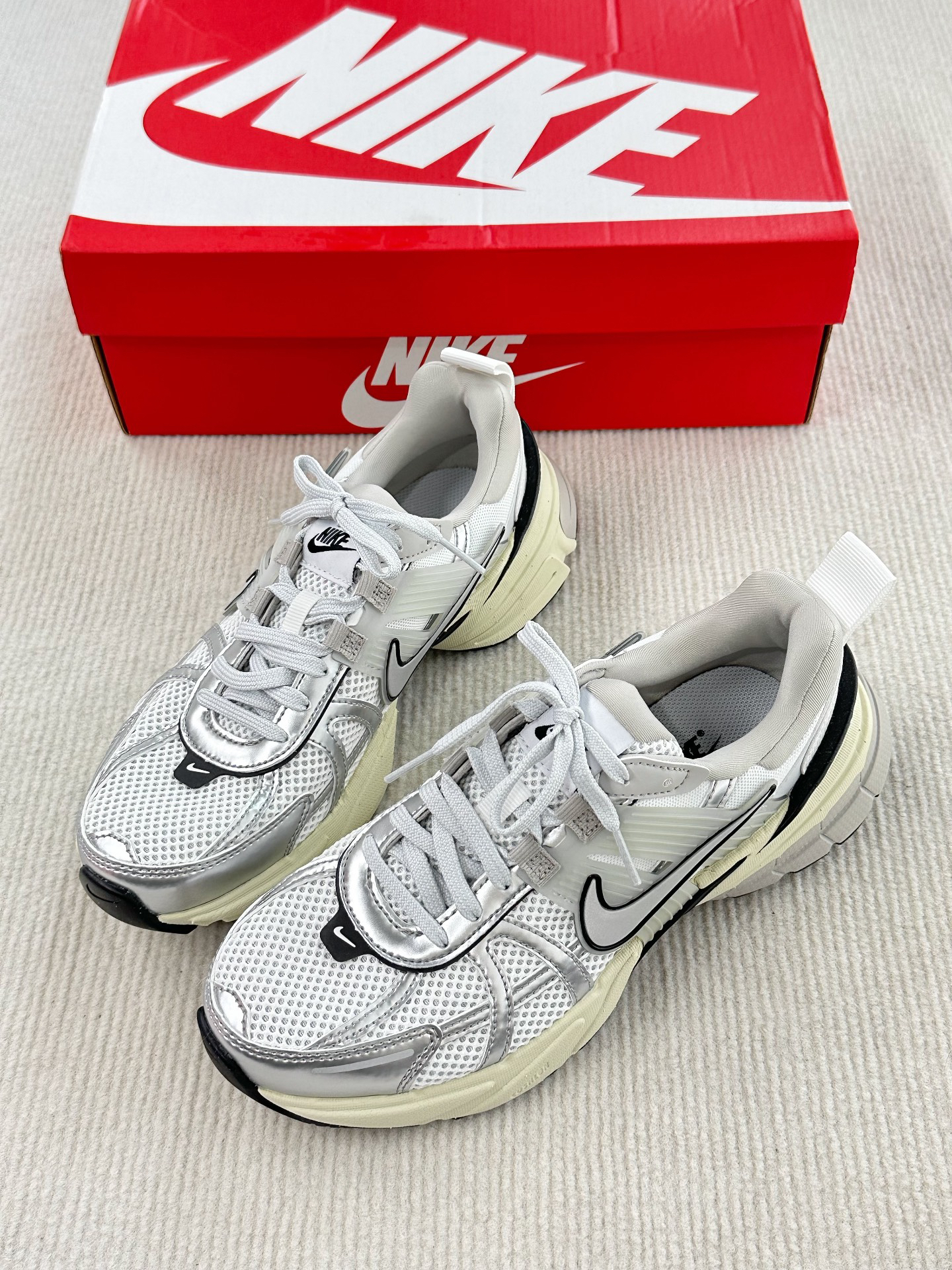 Nike V2K复古跑鞋