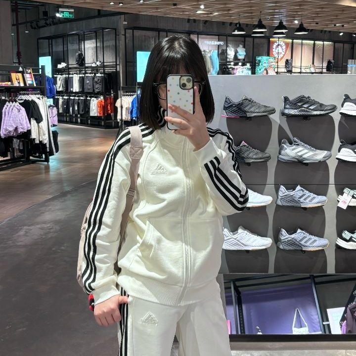 哇塞！这条阿迪达斯三条纹松紧系带侧条纹直筒运动长裤真的太赞了！😍