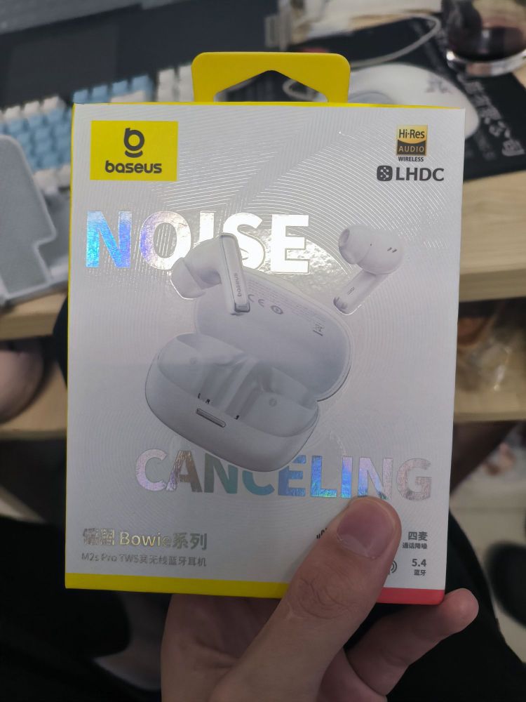 学生党好物，蓝牙降噪耳机。
倍思M2S