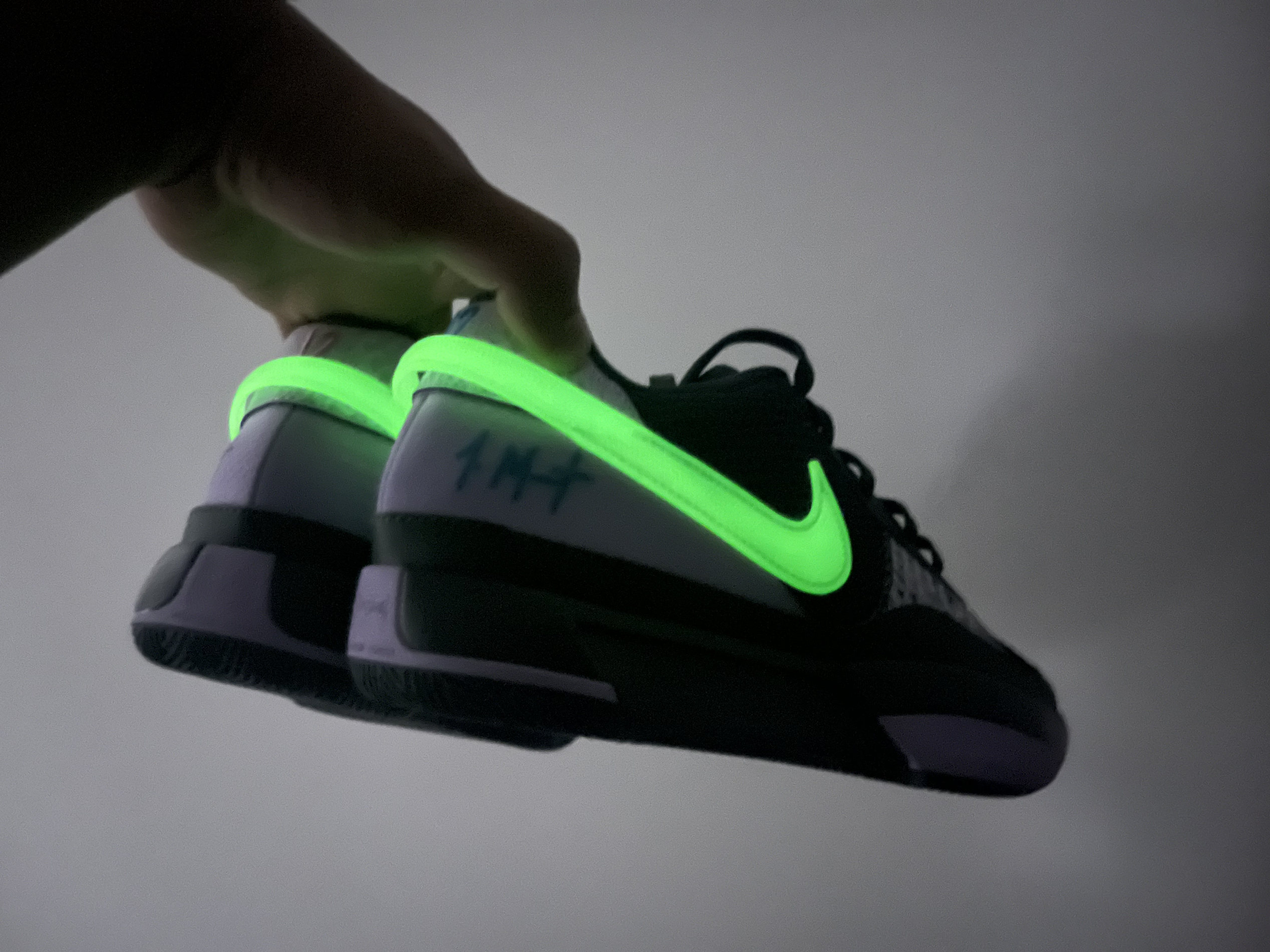 这鞋子还会发光你受得了吗