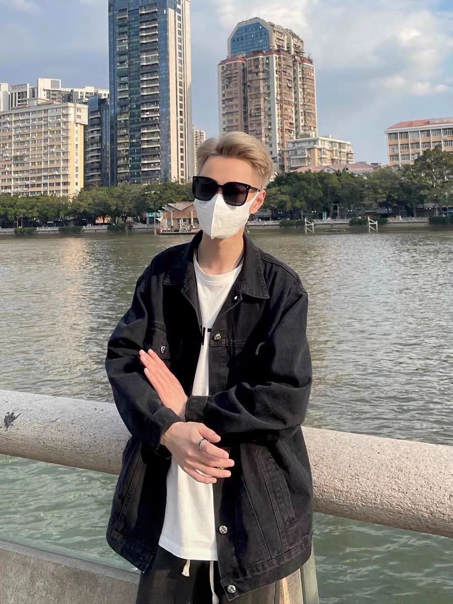 这件夹克真的是太棒了！🌟 牛仔布料柔软舒适，复古工装风格真的太有味道了。💪