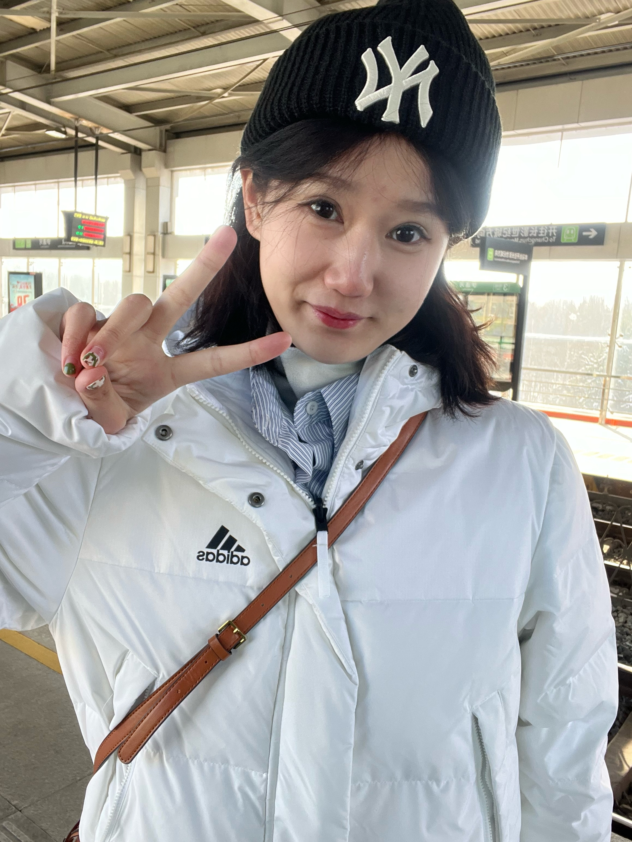 冬日清新白色羽绒服—温暖与时尚的完美