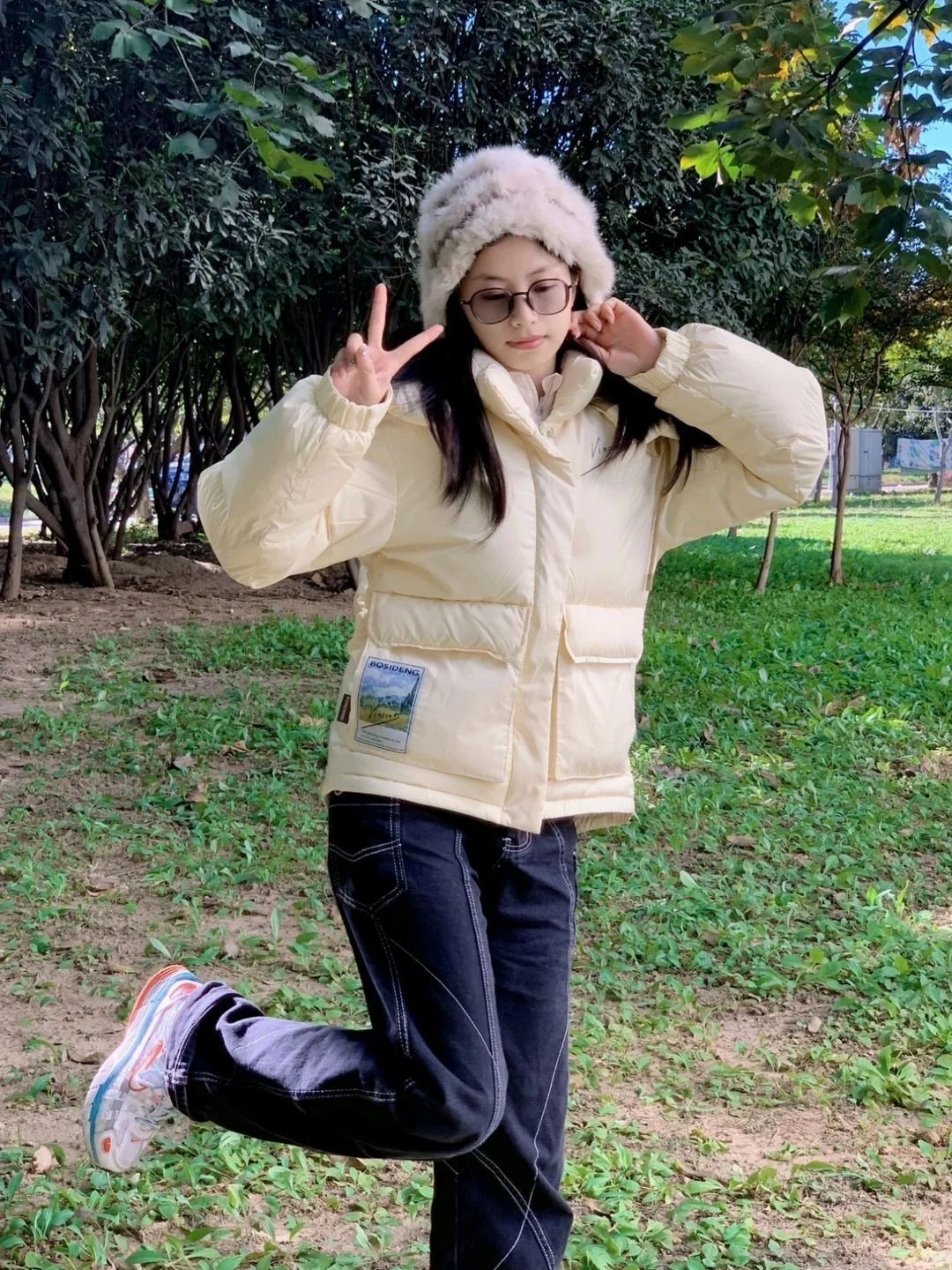 🌸小仙女必备的波司登艺术印花轻盈加厚零压短款可脱卸连帽羽绒服来啦～🛍️