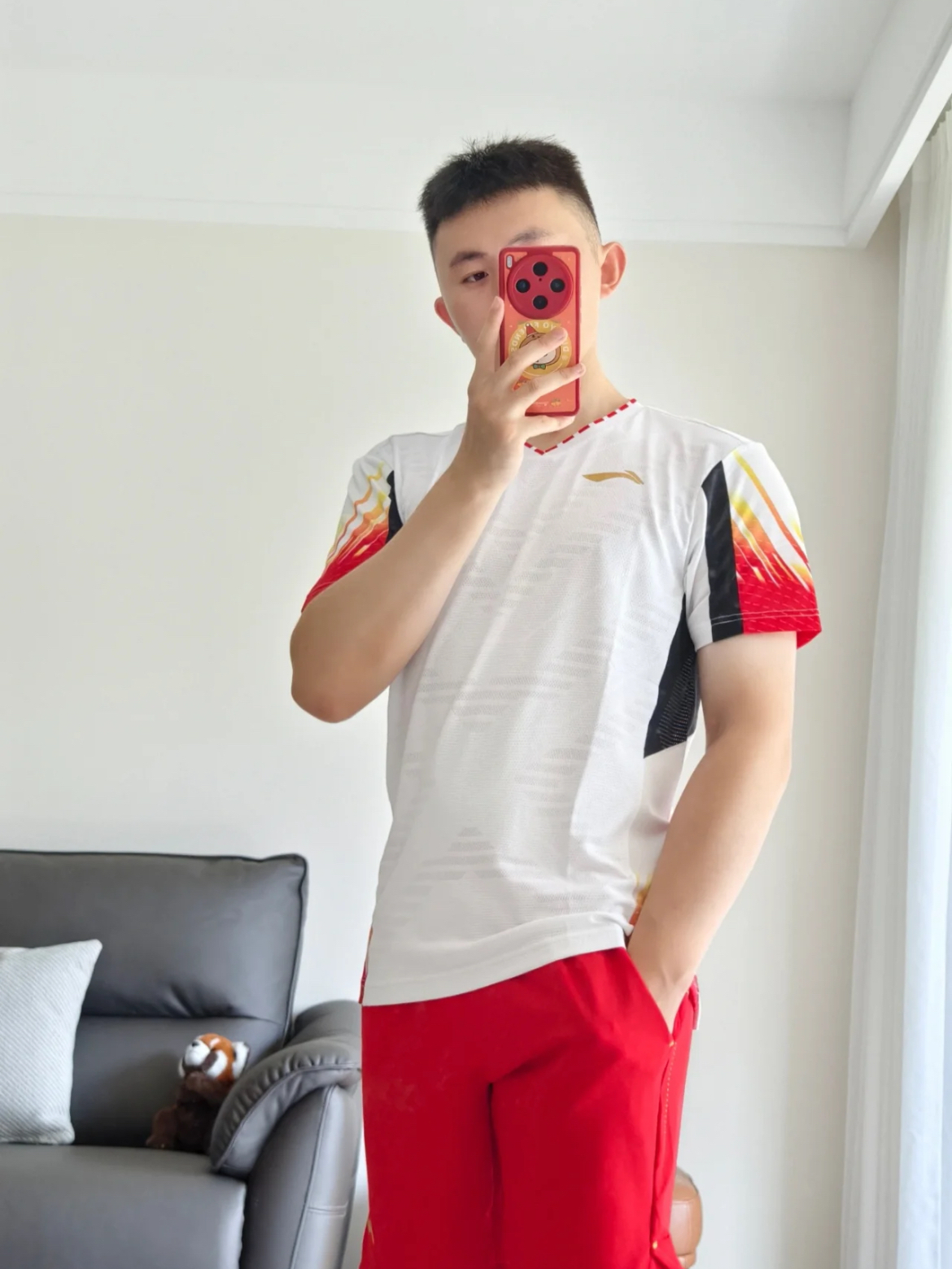 李宁 时尚与功能兼备的羽毛球服
