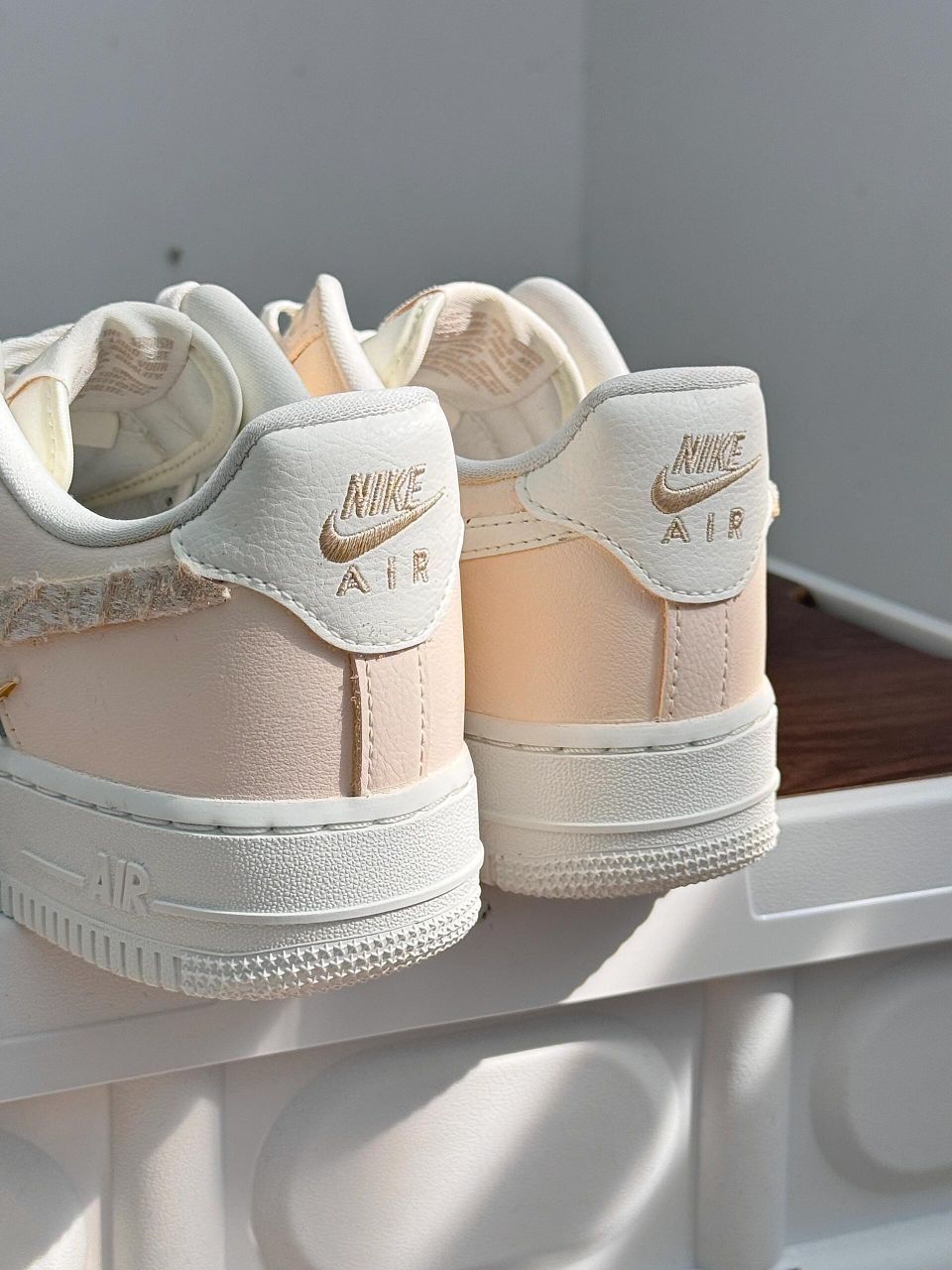 Nike新推出的迷你金色小勾AF1，米黄