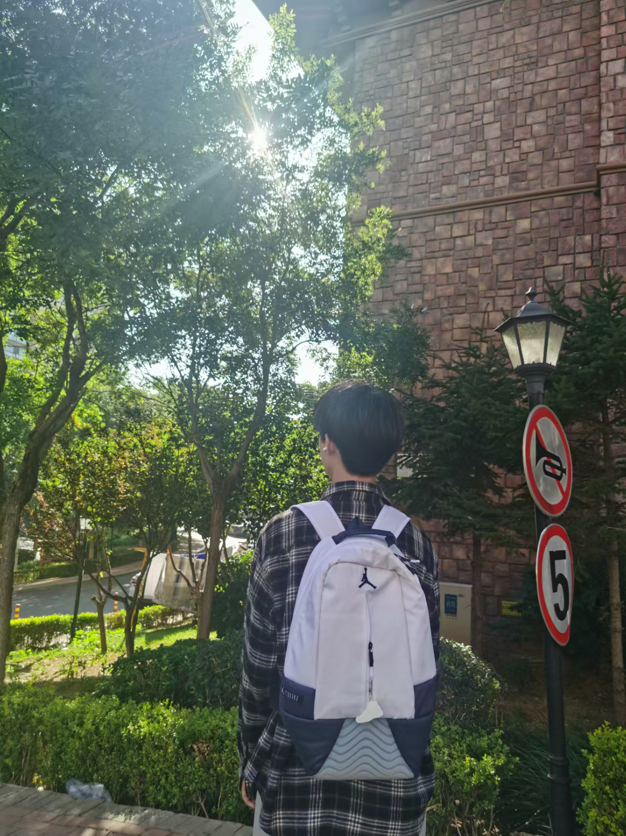 背上包帅的