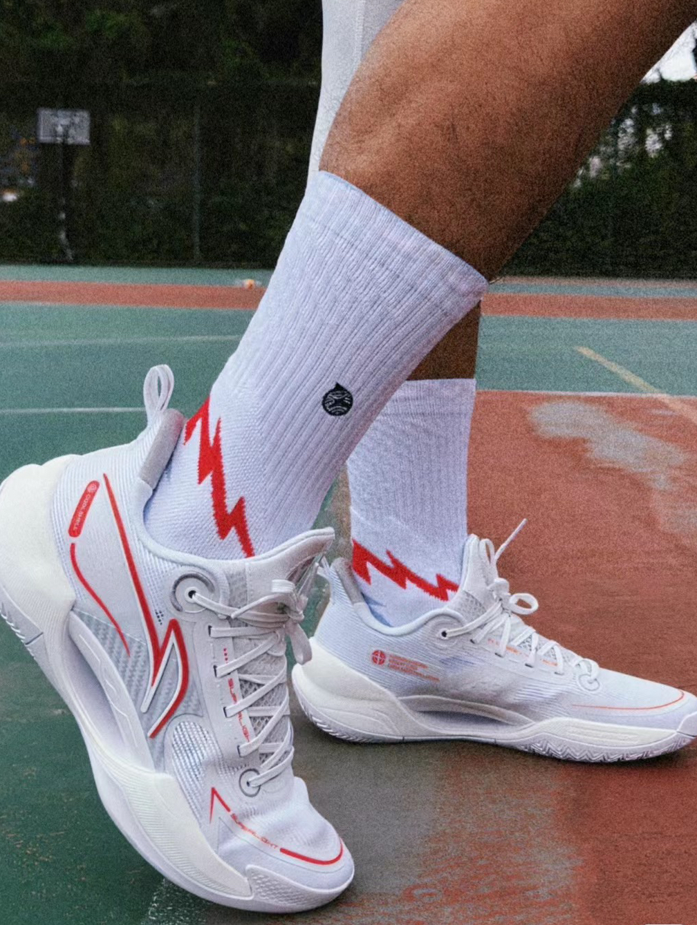 李宁超轻2022v2低帮白红上脚！太帅
