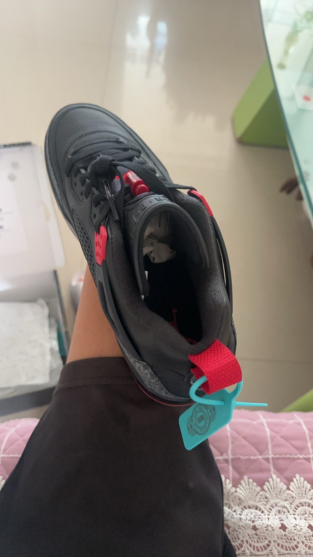 黑红色，脚感没有空军中帮的舒服，但是穿上
