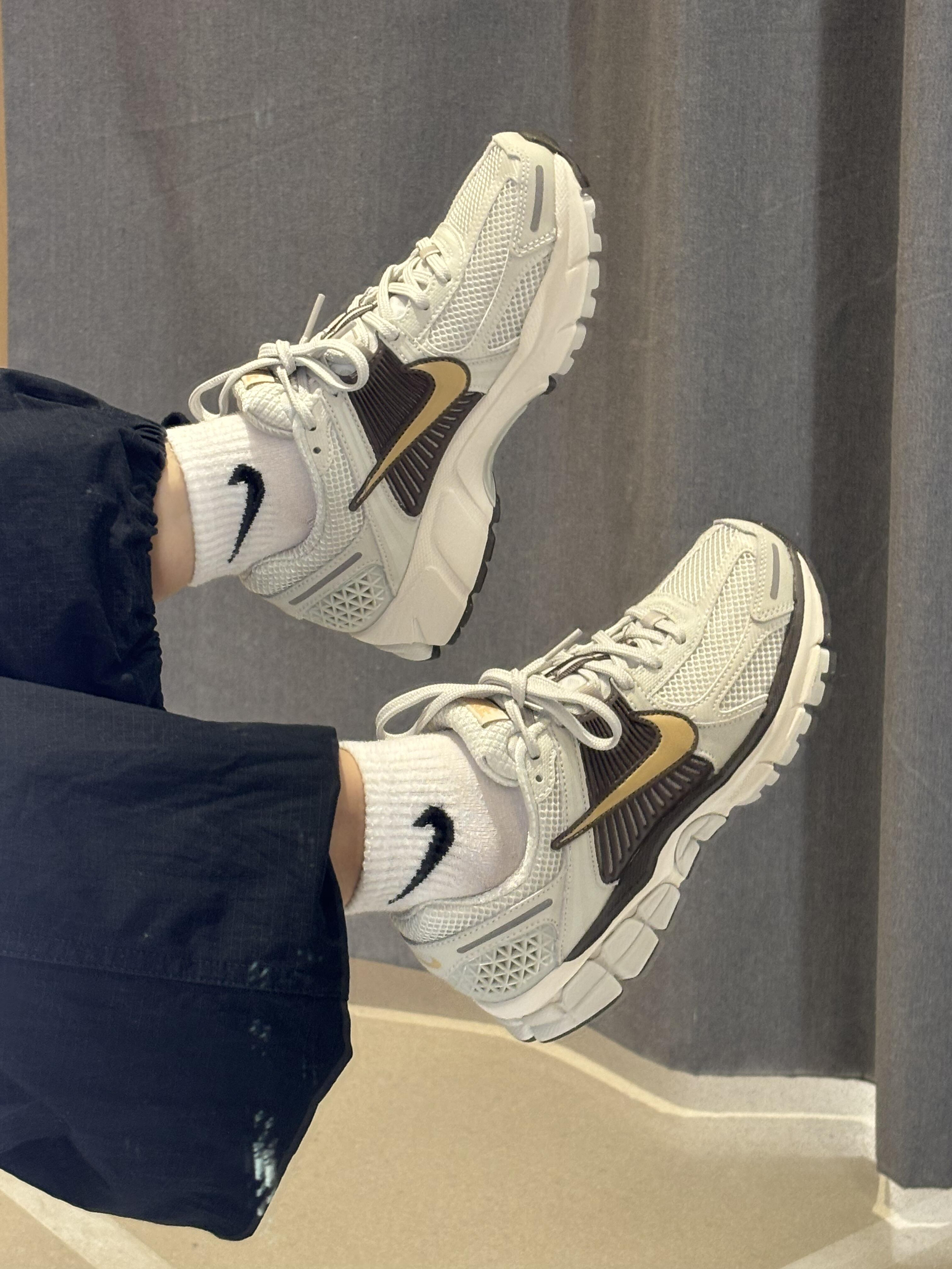 NIKE ZOOM VOMERO 5一个整个爱住