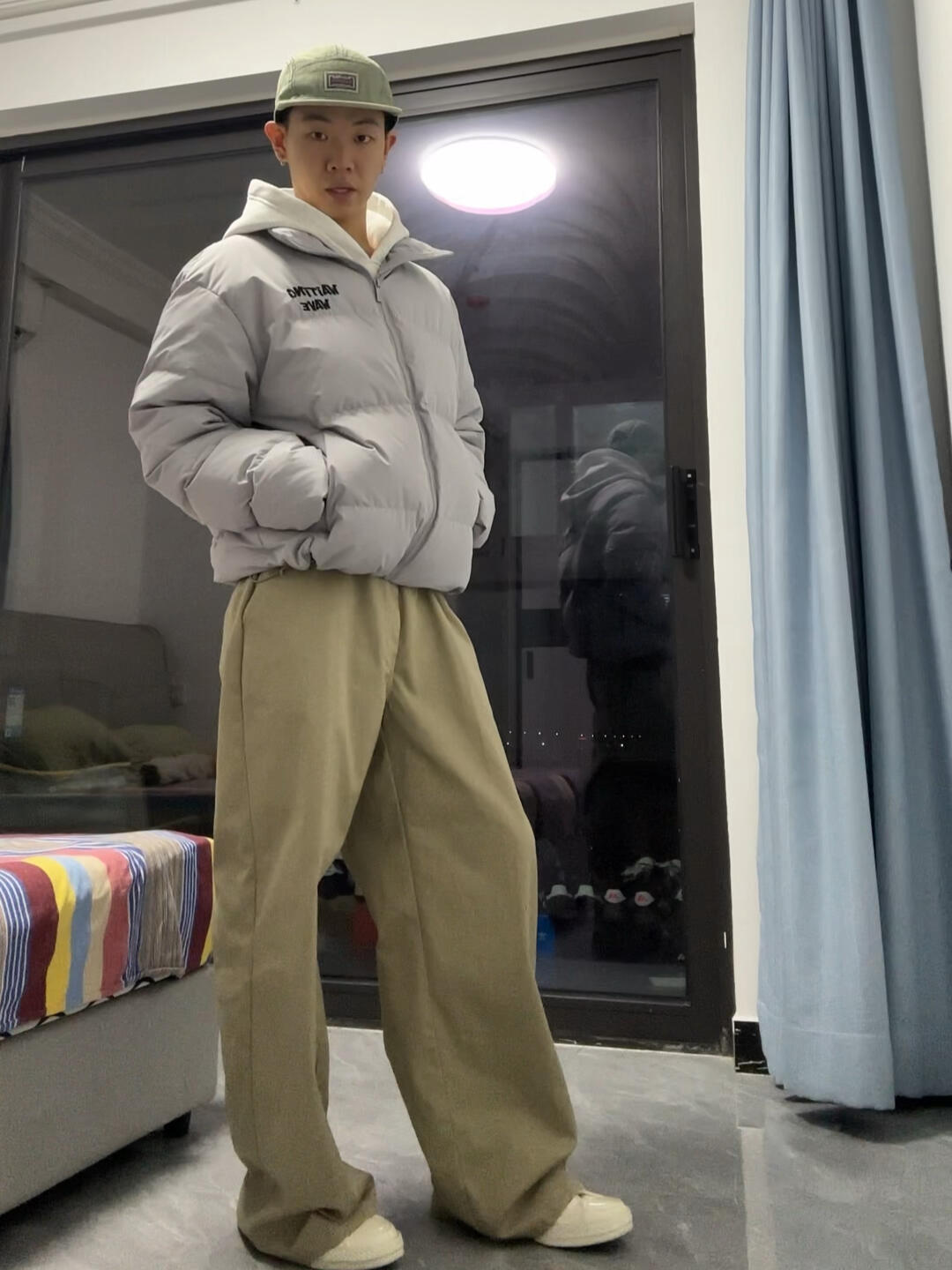 今天穿灰色羽绒服