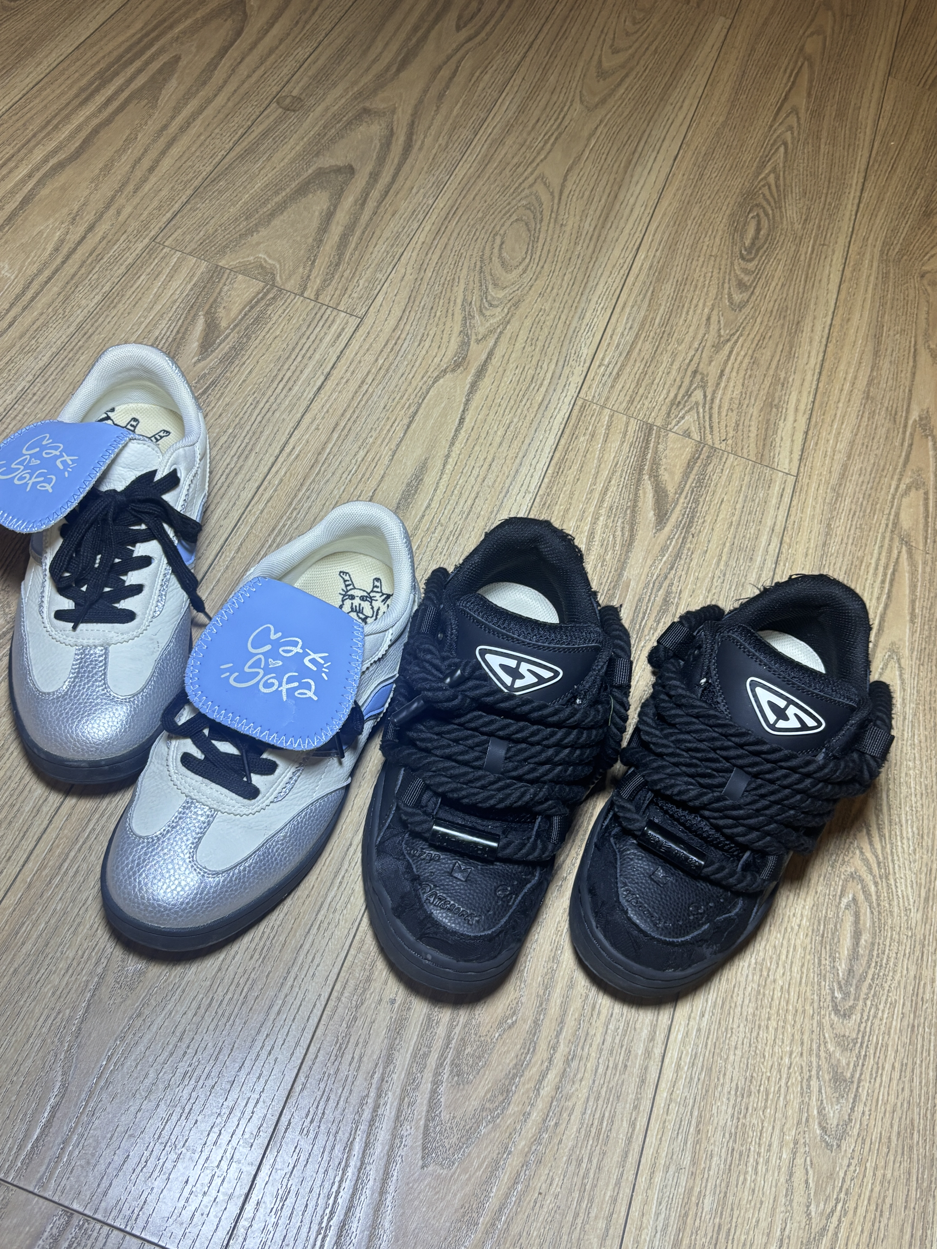 这两双鞋可以搭我所有的衣服！