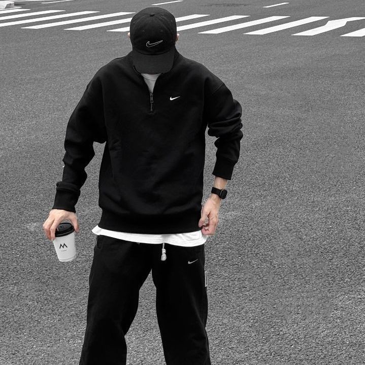 😍这件卫衣真的太棒了！Nike的设计总是那么时尚，这件也不例外。